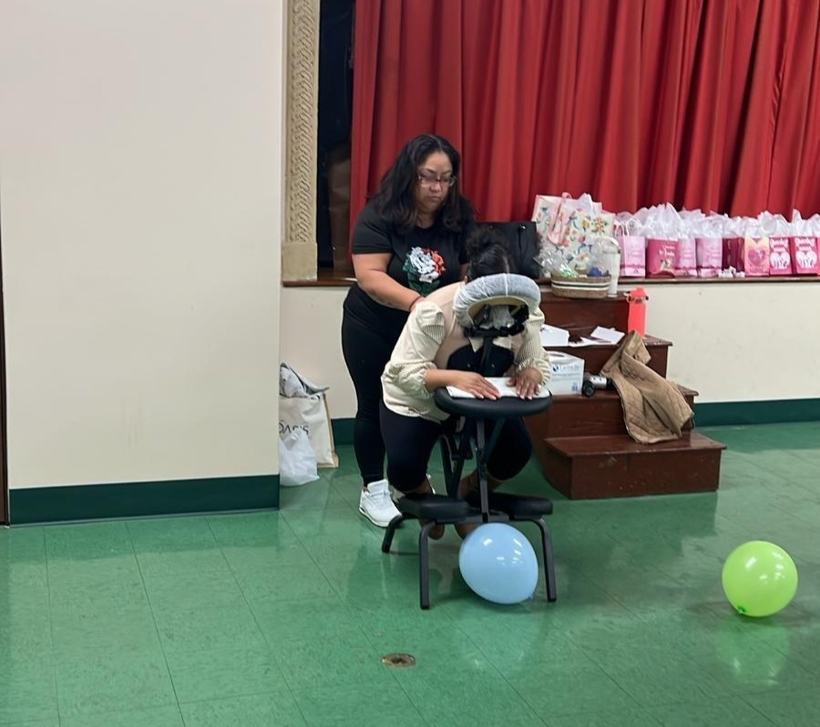 Durante la mañana, las participantes disfrutaron de servicios de belleza y relajación.