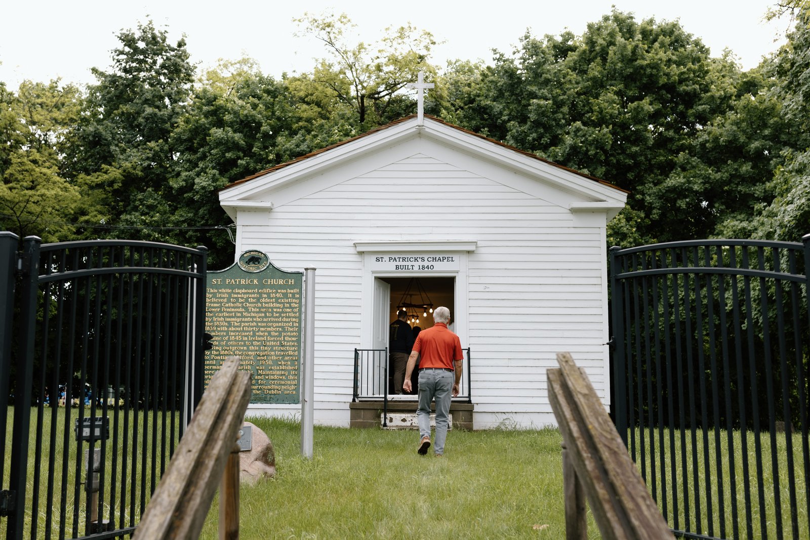 Los feligreses de la St. Patrick Parish en White Lake entran en la pequeña capilla al otro lado de Union Lake Road para la misa del Memorial Day, el 27 de mayo, una de las dos misas que la parroquia celebra cada año en la histórica capilla.