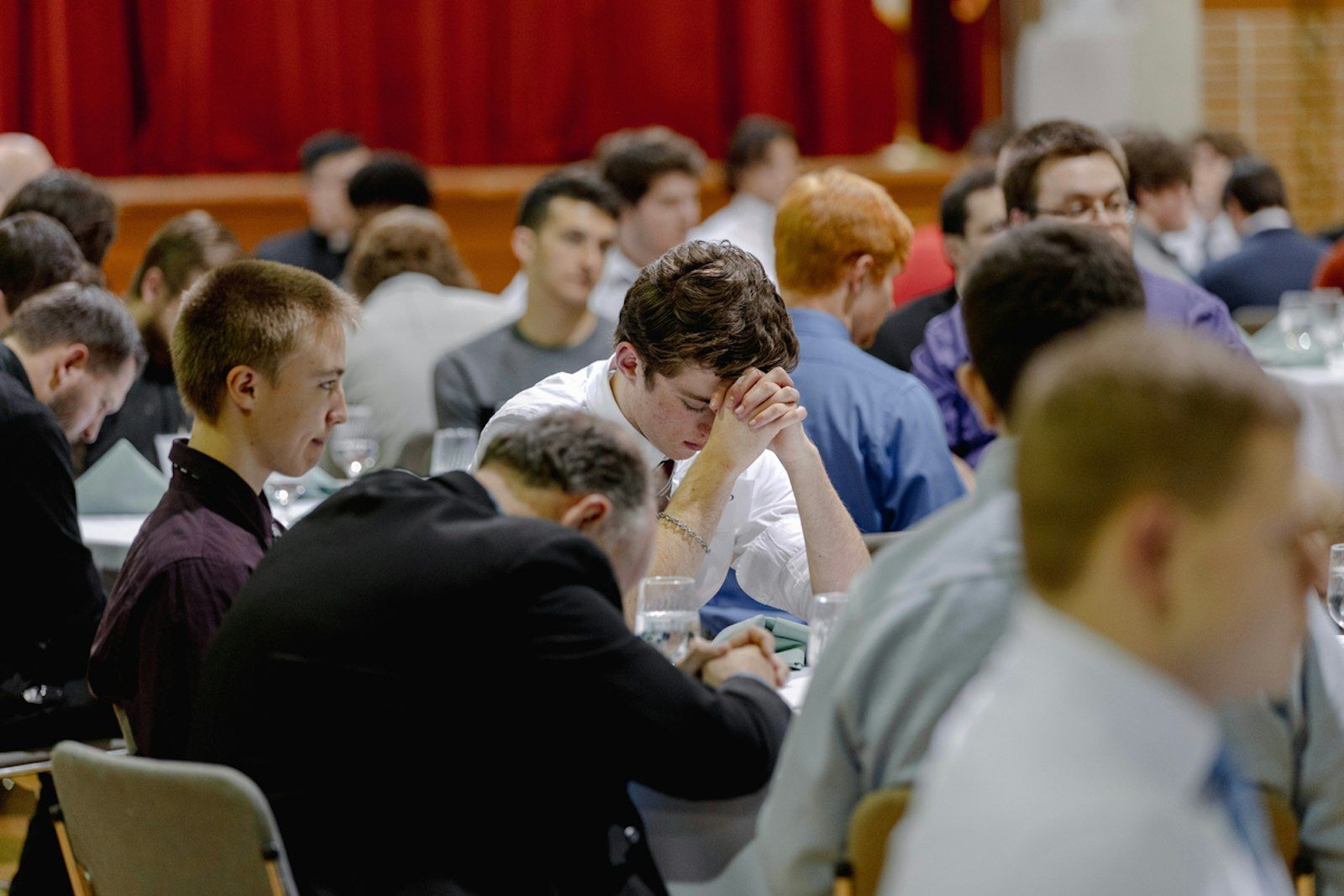 Jóvenes rezan durante una noche de convivencia, oración y discernimiento con seminaristas y sacerdotes en el Sacred Heart Major Seminary de Detroit en febrero de 2024. (Alissa Tuttle | Especial para Detroit Catholic)