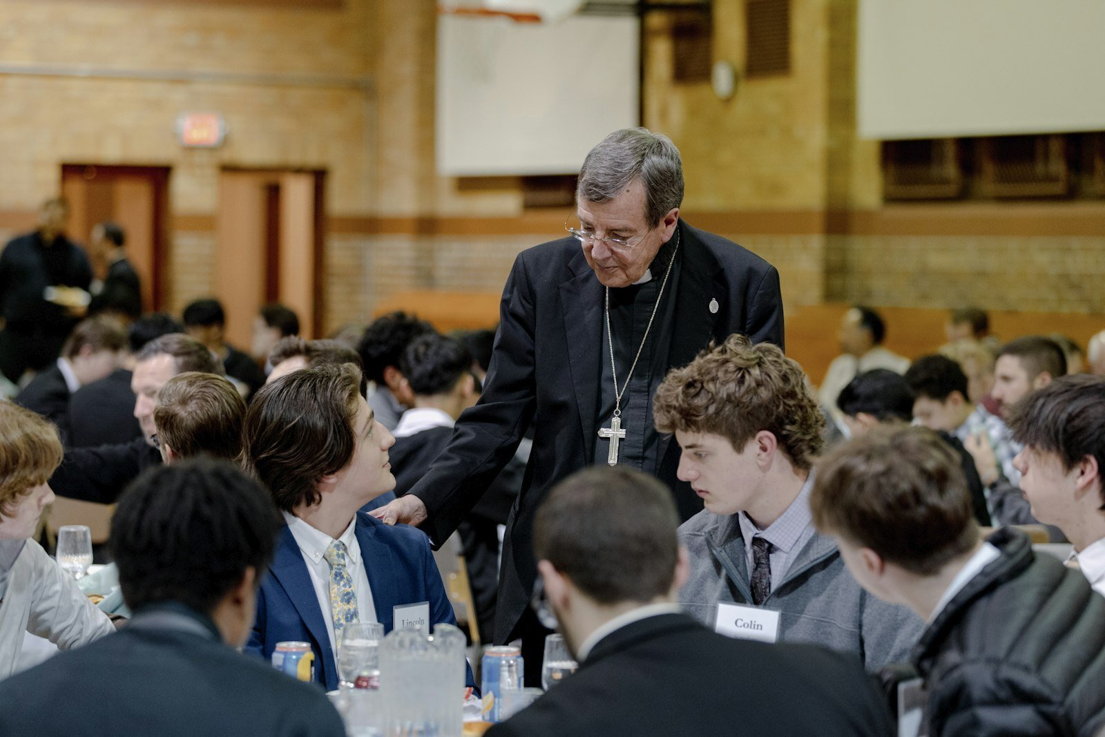 El Arzobispo Vigneron saluda a un grupo de jóvenes reunidos en el Sacred Heart Major Seminary, animándolos a rezar unos por otros para discernir la voluntad de Dios para sus vidas.
