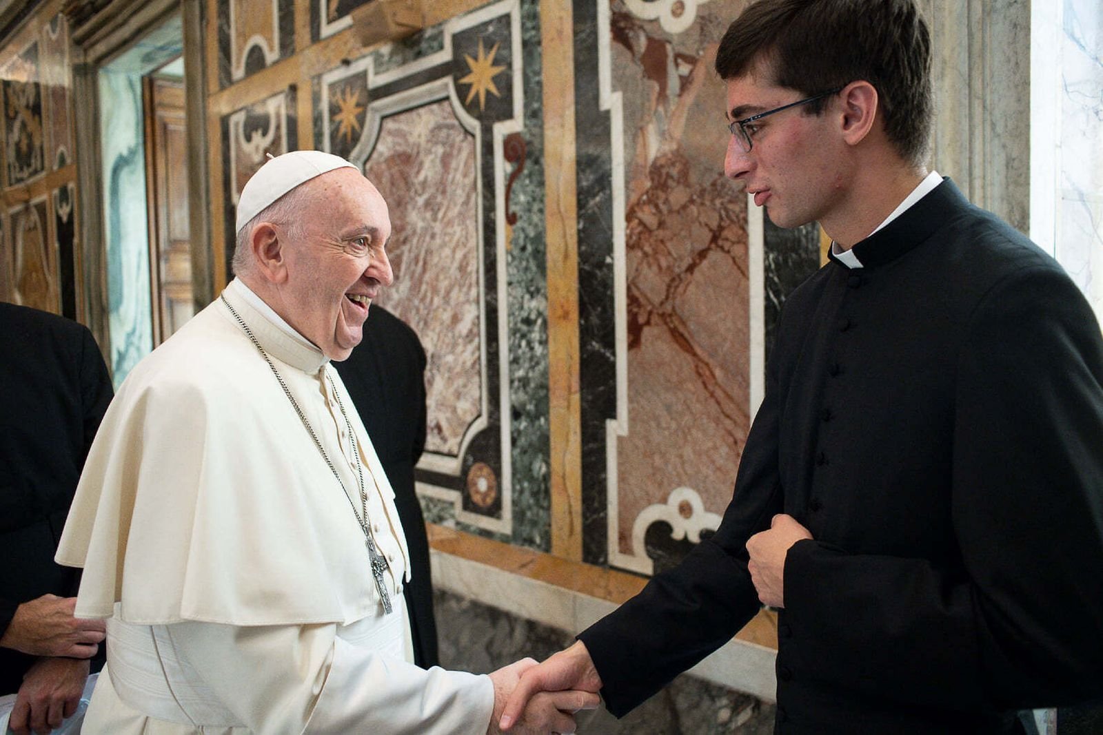 El P. Ryan Asher, en aquel entonces seminarista que estudiaba para la Arquidiócesis de Detroit en el Pontificio Colegio Norteamericano de Roma, saluda al Papa Francisco durante una audiencia en el Vaticano en 2020. (Cortesía del P. Ryan Asher)