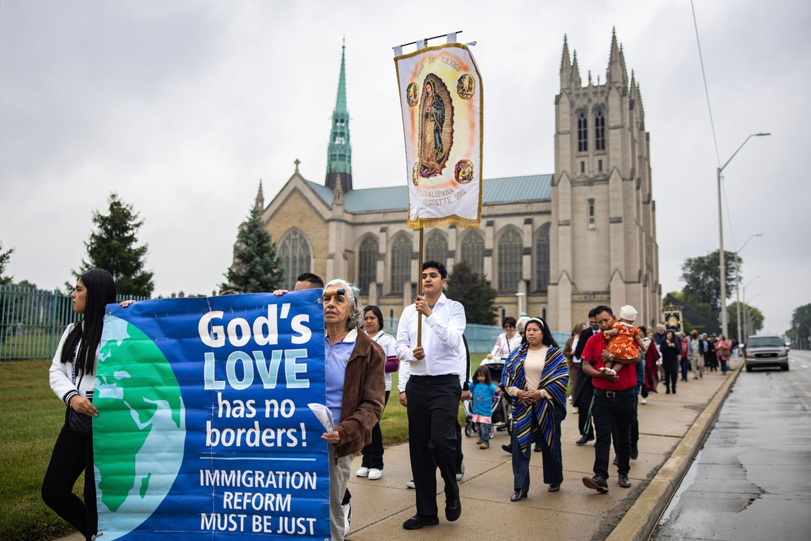 Jóvenes católicos, migrantes y simpatizantes de las comunidades migrantes realizaron una procesión alrededor de la Cathedral of the Most Blessed Sacrament el 29 de septiembre de 2024, antes de la Misa con motivo de la 110ª Jornada Mundial del Migrante y del Refugiado. La celebración fue organizada por Strangers No Longer, un grupo laico católico fundado en Detroit en 2017 para apoyar a las comunidades inmigrantes en las parroquias.