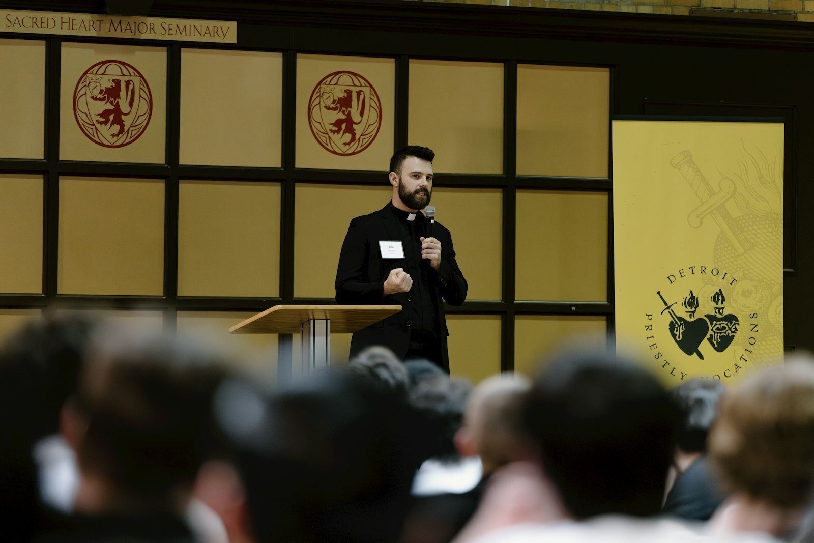 Jim Musgrave, seminarista de segundo año de teología en la Our Lady of Good Counsel Parish en Plymouth que estudia para el sacerdocio en la Arquidiócesis de Detroit brinda su testimonio. Musgrave dijo que se resistió a la idea del sacerdocio, incluso después de convertirse al catolicismo en 2012. Sin embargo, una vida de oración más profunda lo llevó finalmente a unirse al seminario.