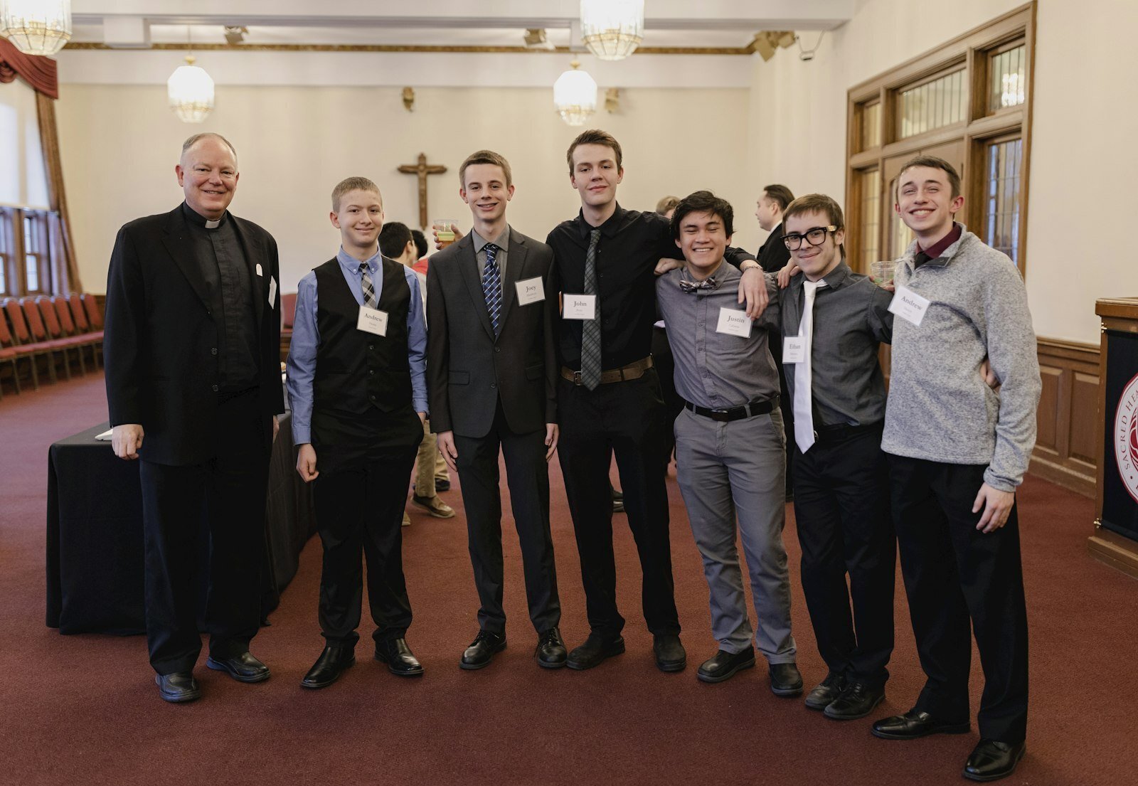 El P. Tony Richter de la Guardian Angels Parish en Clawson posa junto a los jóvenes de la parroquia que asistieron a la jornada de oración y cena del 20 de febrero en el seminario.