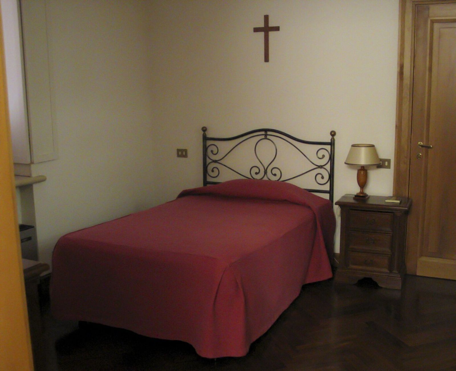 Una habitación sencilla en la Domus Sanctae Marthae, la residencia donde descansarán los cardenales electores durante el cónclave, aparece en una foto de archivo. Un autobús transportará a la mayoría de los cardenales recluidos hacia y desde la Capilla Sixtina, aunque algunos podrían optar por ir caminando. (CNS foto)