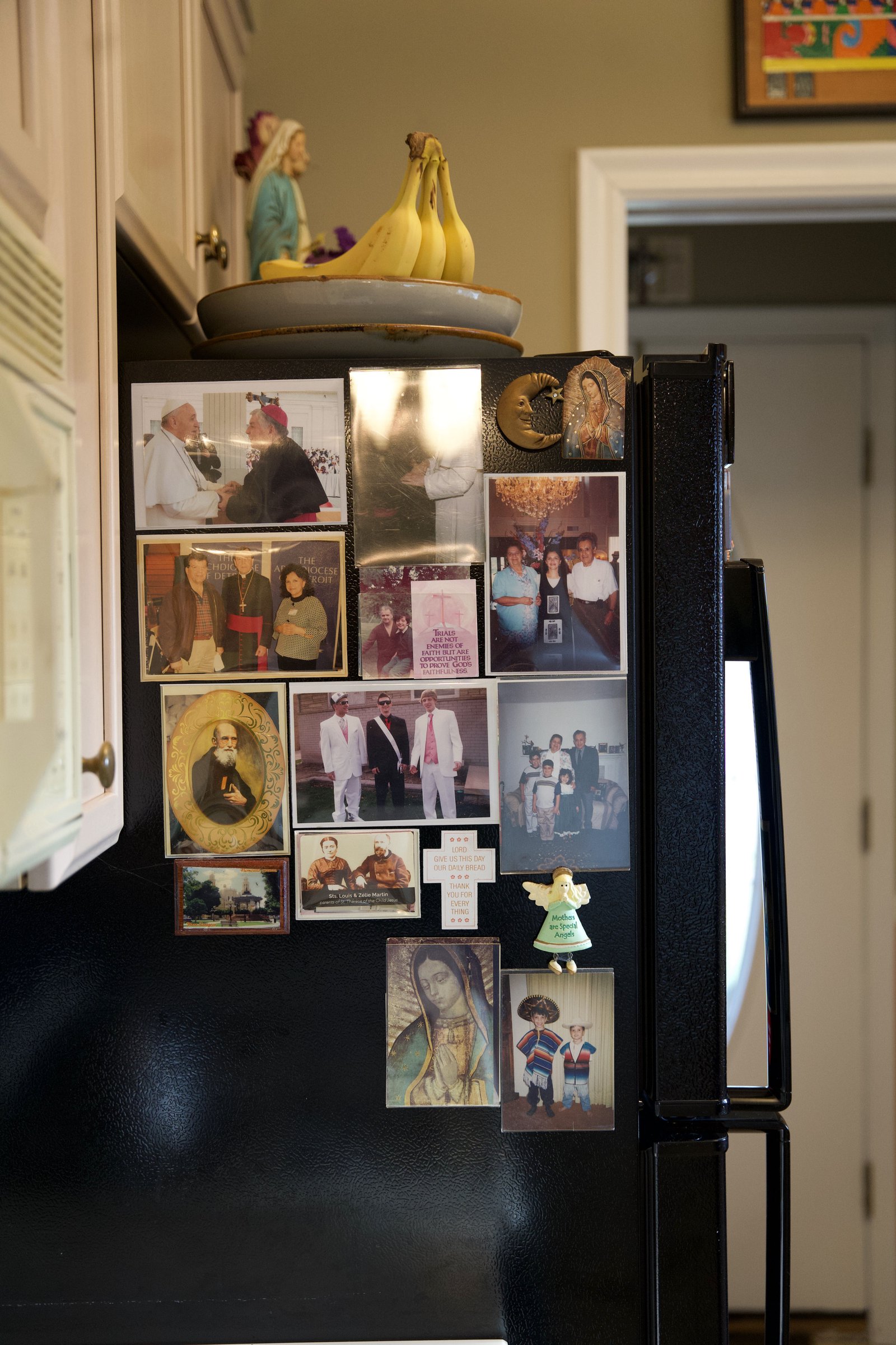 Las paredes, las mesas e incluso el refrigerador de la casa de Truchan están cubiertos con fotografías de sus cuatro hijos adultos y su esposo, a quien se refiere cariñosamente como su "amado esposo, Tony". Las fotos de sus padres y hermanos, que son originarios de México, y de los suegros de Ucrania, están por todas partes.