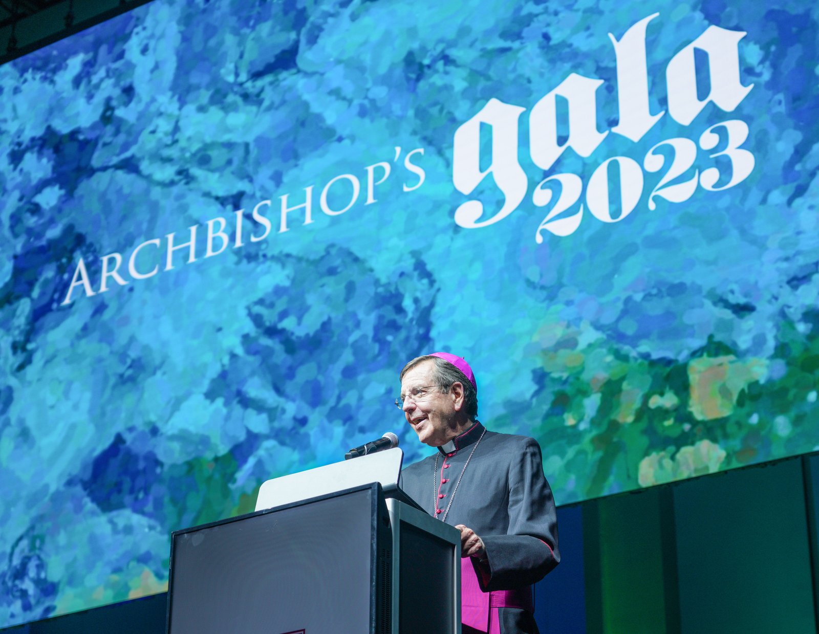 El Arzobispo Allen H. Vigneron ofrece su discurso durante la Gala del Arzobispo 2023 en apoyo al Seminario Mayor del Sagrado Corazón. El arzobispo resaltó la importancia del trabajo del seminario en la formación de sacerdotes, diáconos y líderes laicos, siguiendo el ejemplo y el corazón de Jesucristo. Destacó que esta labor es crucial para el futuro de la Arquidiócesis de Detroit y de otras Diócesis y órdenes religiosas a las que sirve el seminario.