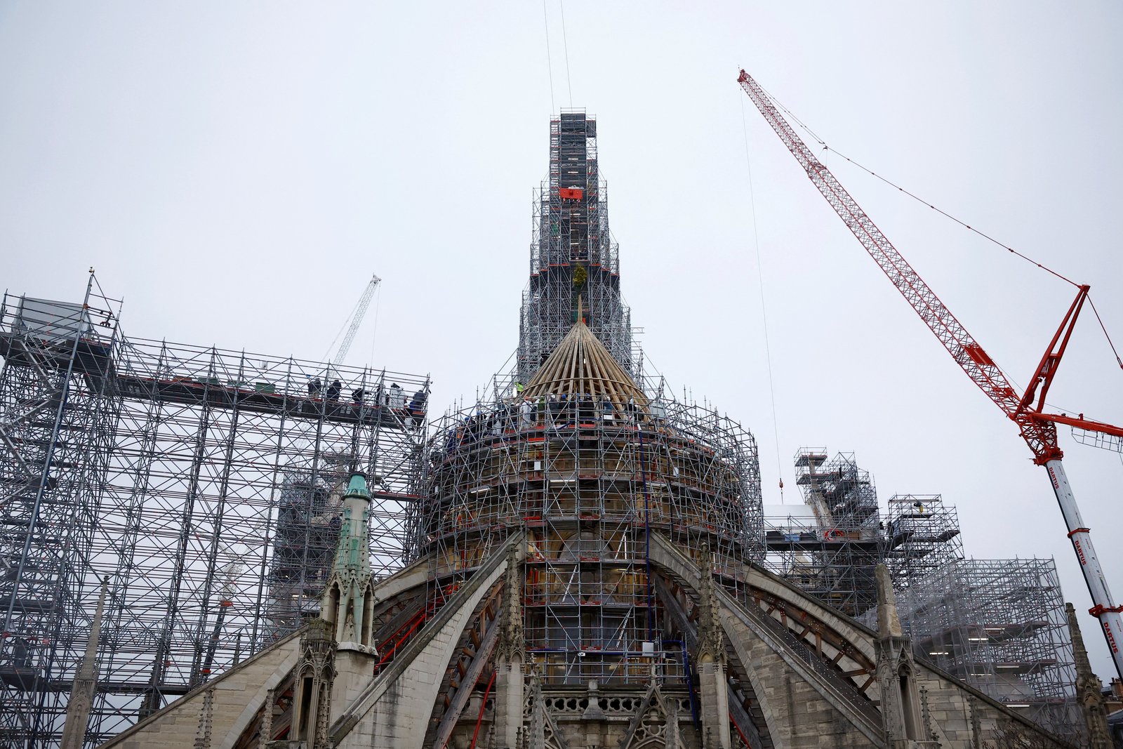 El andamiaje rodea el interior y el exterior de la Basílica de Santa Ana en el suroeste de Detroit a medida que se pone en marcha una campaña de restauración histórica. Las autoridades esperan que la renovación esté completada para diciembre de 2027.