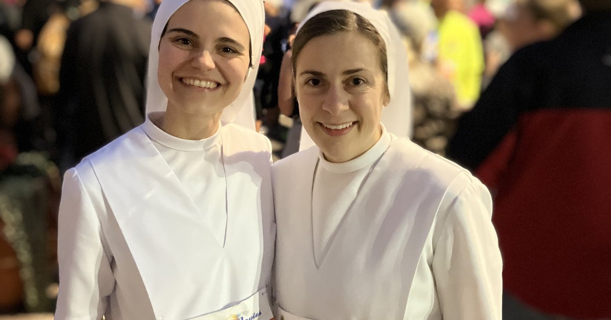 You better believe theses nuns can run -- even wearing their habits ...