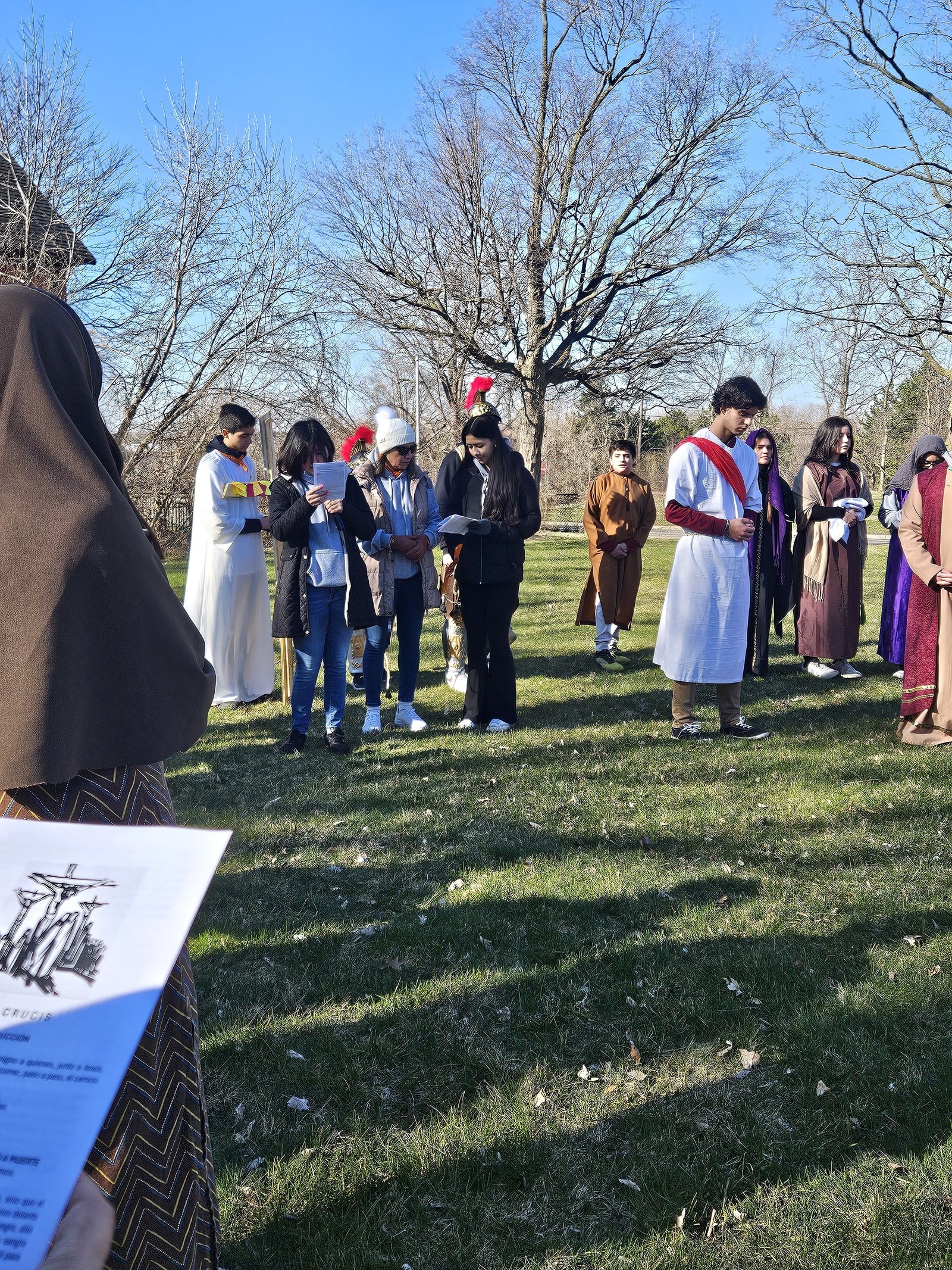 El Viernes Santo, la comunidad está invitada a participar de un viacrucis viviente. También habrá programas para niños y adolescentes que enseñan la fe de manera lúdica y participativa.