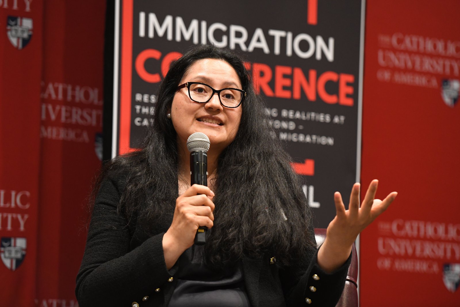 Martha Cruz Zúñiga, profesora de economía en la Universidad Católica de América, habla durante una conferencia sobre inmigración en la universidad en Washington el 11 de abril de 2024. La conferencia fue organizada por la universidad y la Conferencia de Obispos Católicos de Estados Unidos. (Foto de OSV News/Patrick Ryan, Universidad Católica de América)