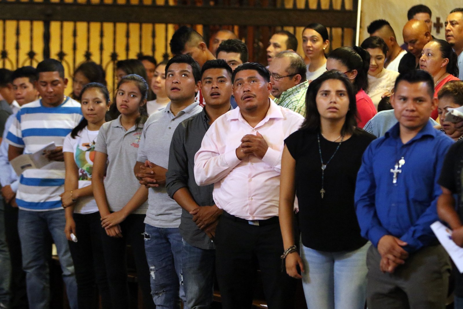 En una foto de archivo, participantes rezan durante la Misa en la reunión del Encuentro del Día del Trabajo en el Seminario de la Inmaculada Concepción en Huntington, Nueva York, el 3 de septiembre de 2018. El 10º Congreso Eucarístico Nacional, que se celebrará del 17 al 21 de julio de 2024 en Indianápolis, busca ayudar a decenas de miles de católicos a estar unidos en la fe, tener una renovación personal y alabar a Jesús en la Eucaristía. Jaime Reyna, el responsable de multiculturalidad e inclusividad del congreso, anima a los católicos hispanos a unirse a este evento histórico. (Foto OSV news, CNS file, Gregory A. Shemitz, Long Island Catholic)