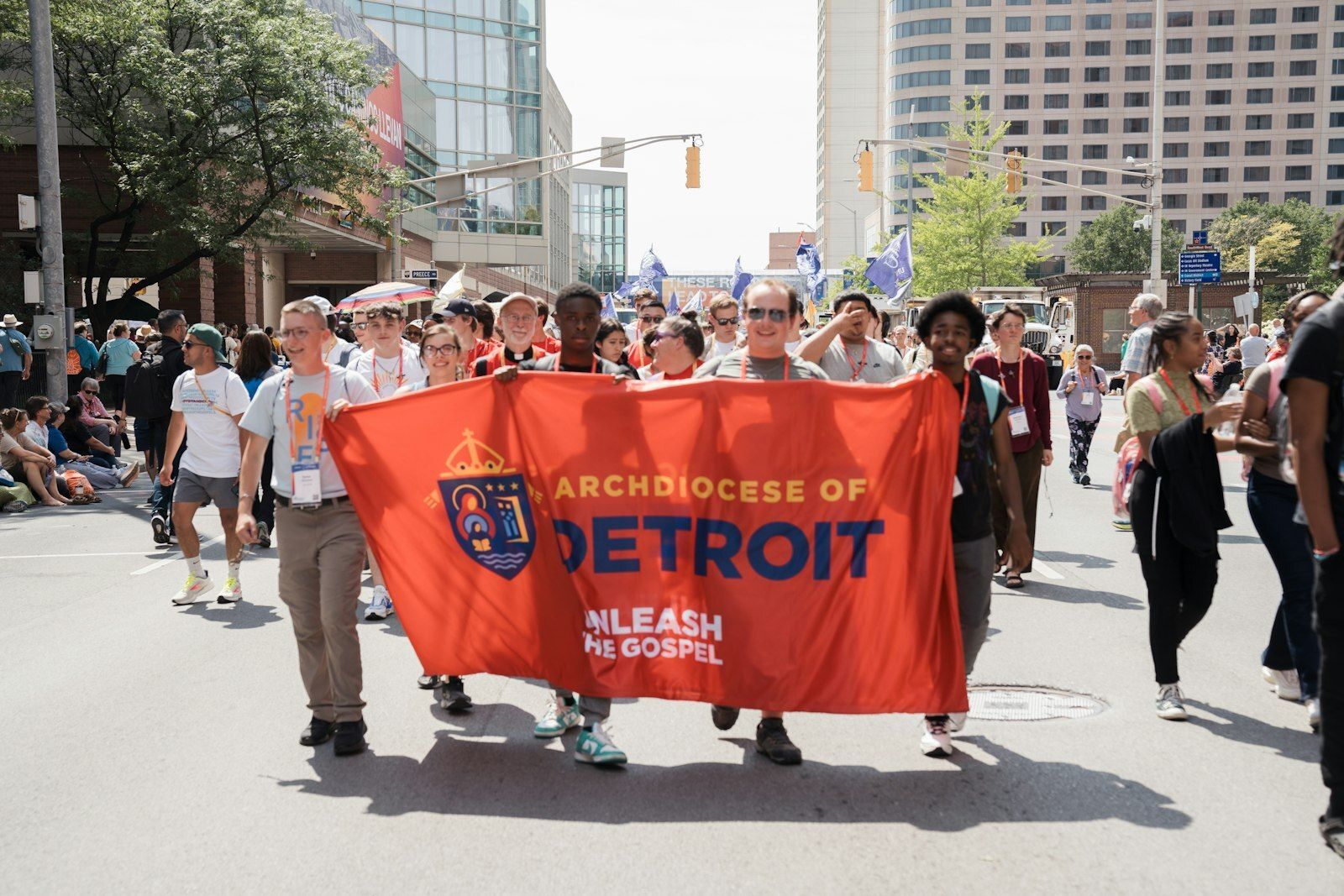 Ciudadanos de Detroit participan en una procesión eucarística por las calles de Indianápolis durante el Congreso Eucarístico Nacional.