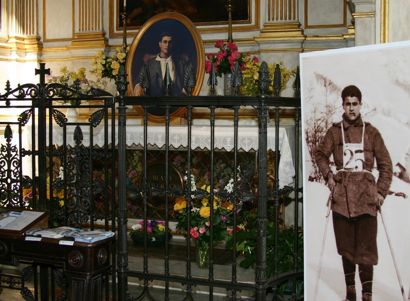 Imágenes del beato Pier Giorgio Frassati se ven junto a su tumba y sobre ella en la Catedral de San Juan Bautista, en Turín, Italia, en esta foto de archivo de febrero de 2006. (Foto de archivo CNS/Carol Glatz)