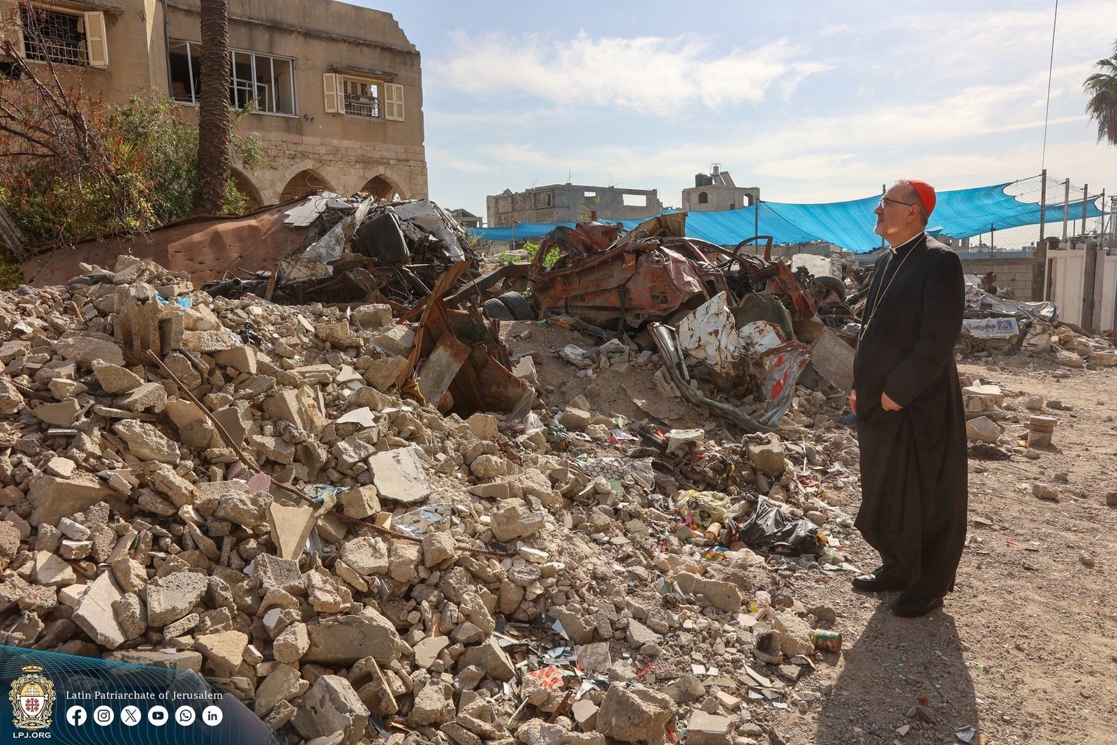 El cardenal Pierbattista Pizzaballa, patriarca latino de Jerusalén, recorre y observa la destrucción en las calles de la ciudad de Gaza el 22 de diciembre de 2024. (Foto de OSV News / cortesía del Patriarcado Latino de Jerusalén)