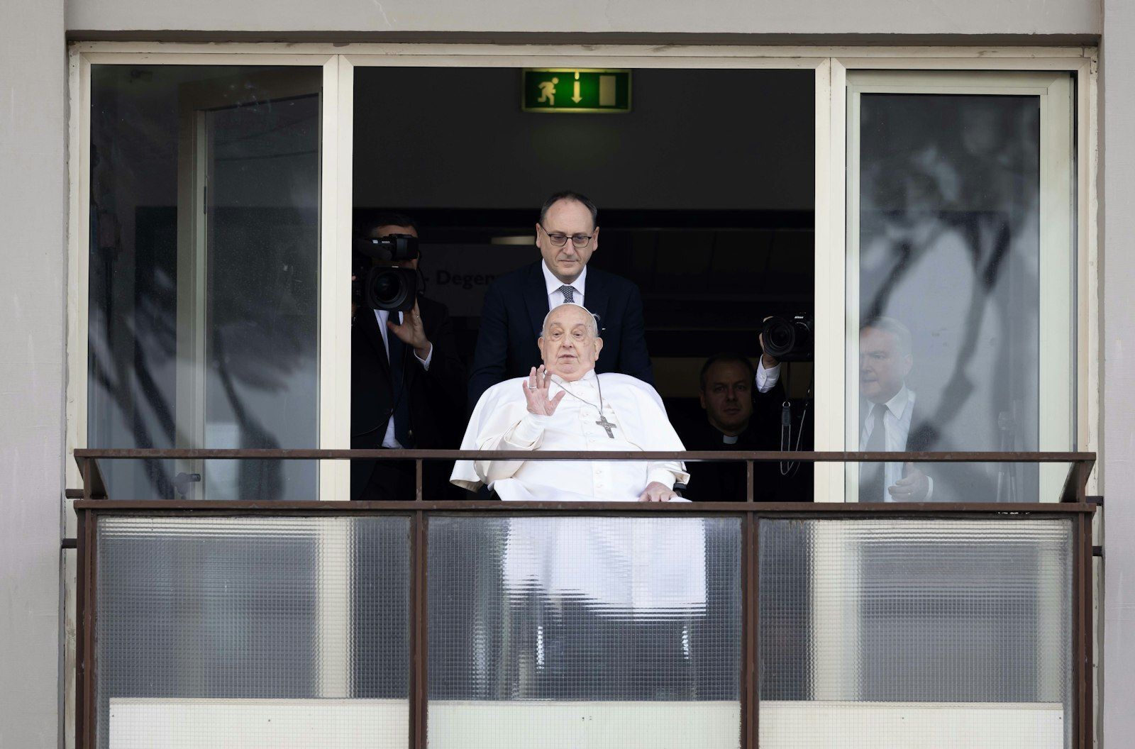 El Papa Francisco saluda a una multitud de fieles en el hospital Gemelli de Roma antes de regresar al Vaticano el 23 de marzo de 2025, tras 38 días de tratamiento. (Foto de CNS/Pablo Esparza)