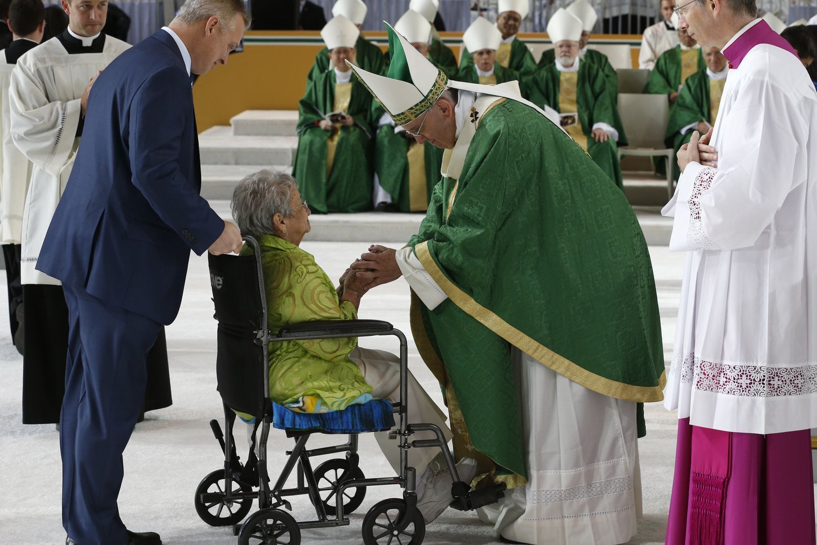 El Papa Francisco saluda a una mujer en silla de ruedas durante la presentación de las ofrendas en la Misa de clausura del Encuentro Mundial de las Familias, a lo largo de Benjamin Franklin Parkway, en Filadelfia, el 27 de septiembre de 2015. El Papa Francisco, anteriormente el cardenal argentino Jorge Mario Bergoglio, falleció el 21 de abril de 2025, a los 88 años. (Foto CNS/Paul Haring)