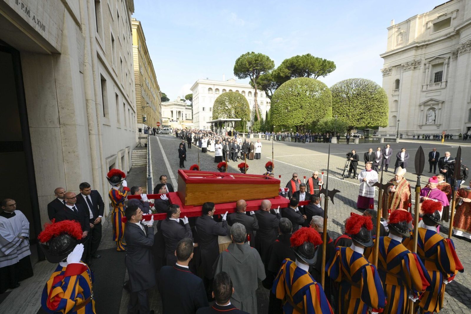 Catorce personas llevan el cuerpo del Papa Francisco en su ataúd fuera de su residencia, la Domus Sanctae Marthae, y se encaminan hacia la Basílica de San Pedro en el Vaticano 23 de abril 2025, para el velatorio público. (Foto CNS/Vatican Media)