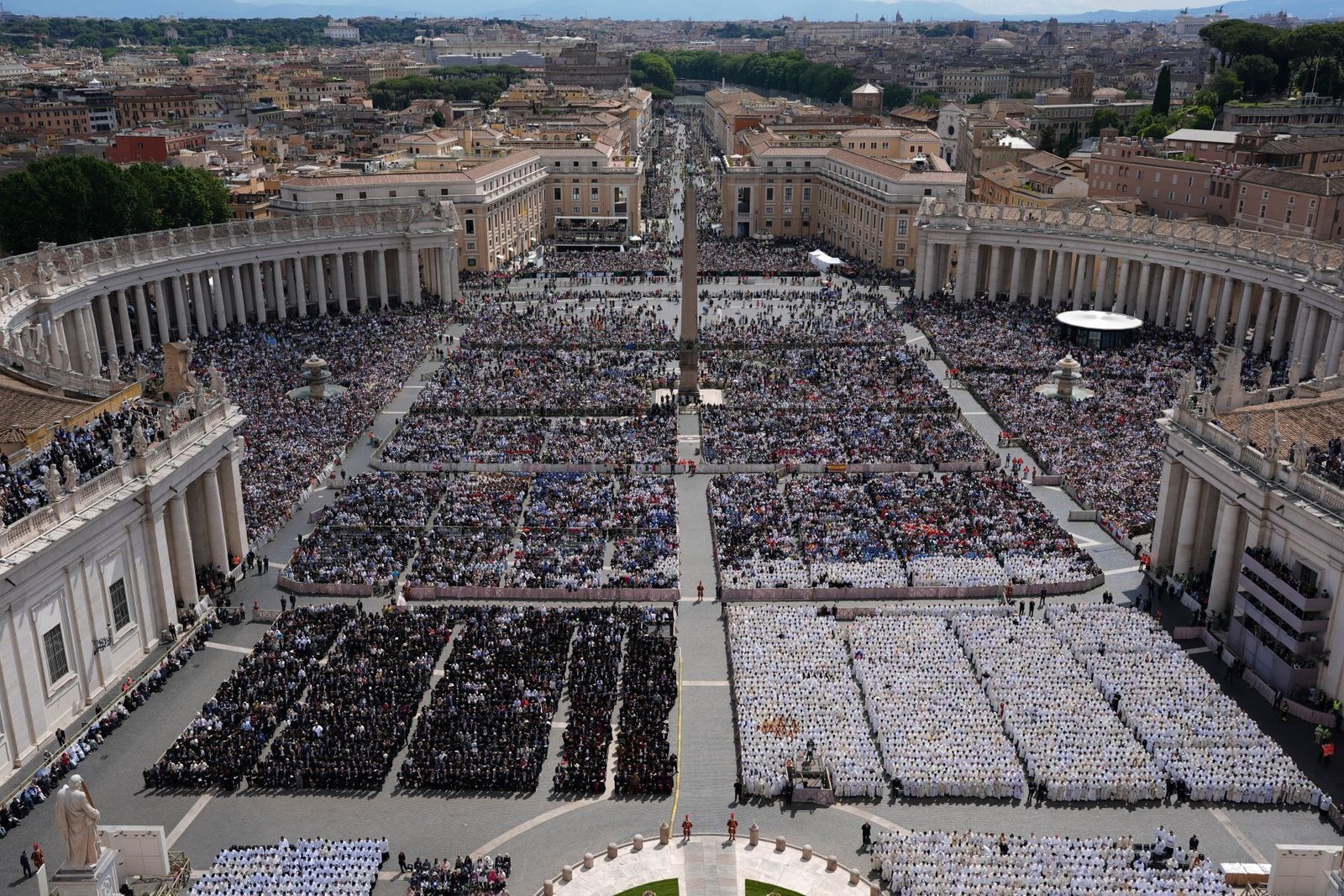 Multitudes se congregan en la Plaza de San Pedro para la Misa de inauguración del Papa León XIV en el Vaticano, el 18 de mayo de 2025. (Foto CNS/Lola Gomez)