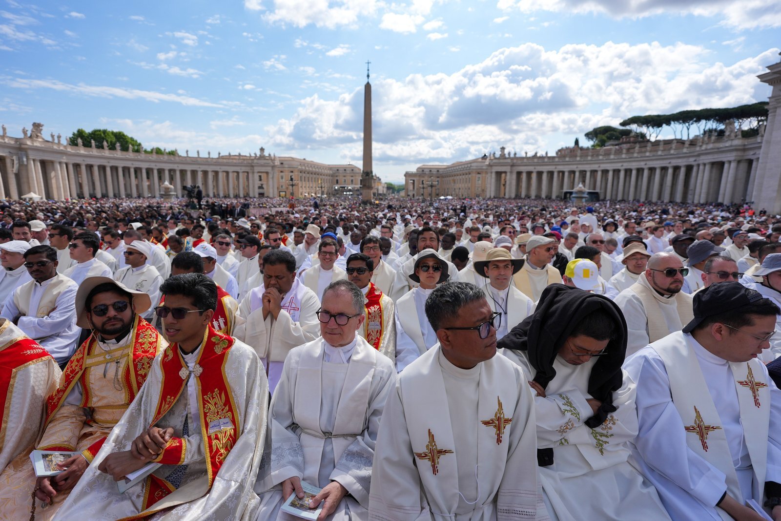 Sacerdotes se congregan en la Plaza de San Pedro para la Misa de inauguración del Papa León XIV en el Vaticano, el 18 de mayo de 2025. (Foto CNS/Lola Gomez)