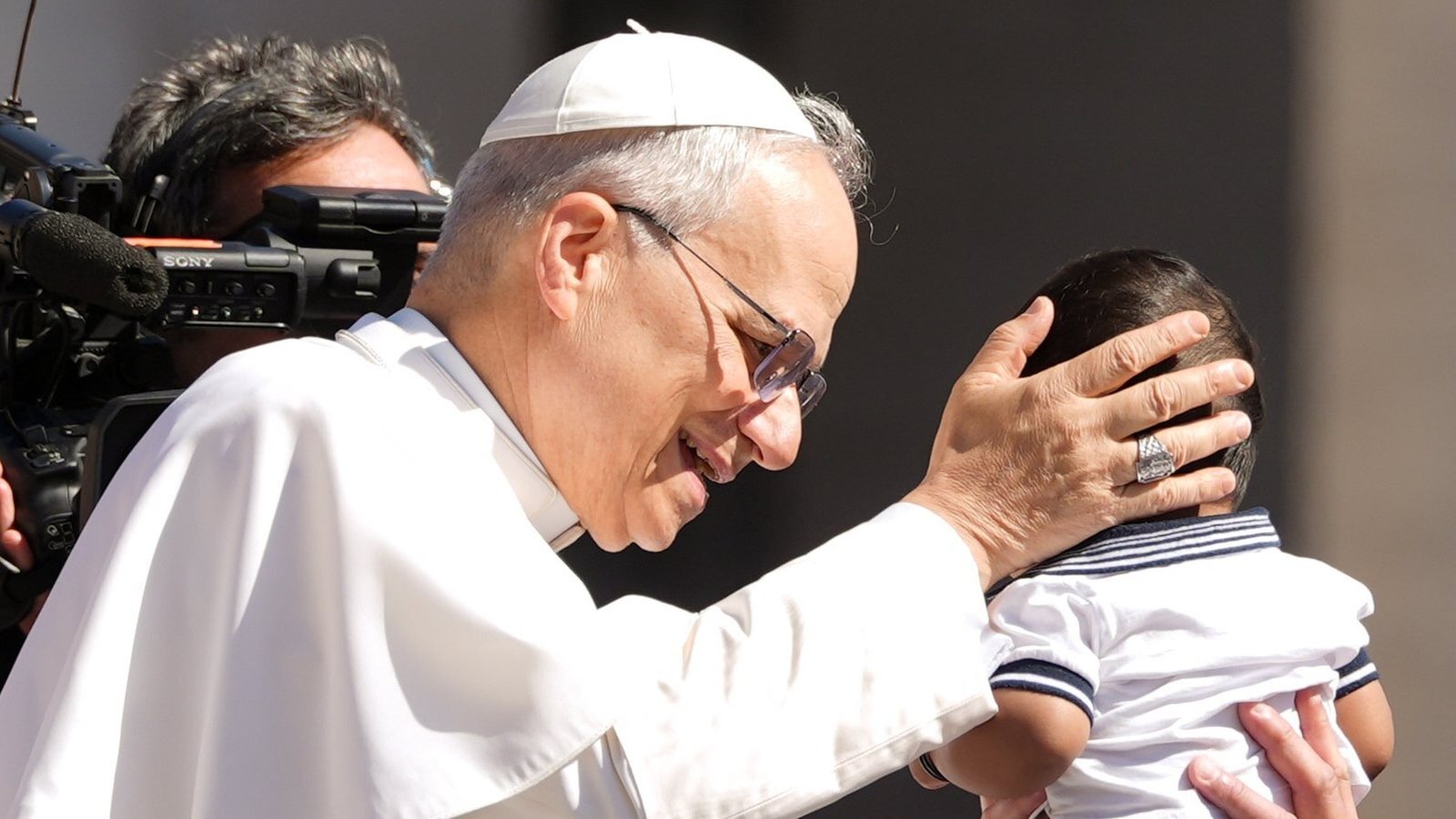 El Papa León XIV saluda a un niño mientras recorre la Plaza de San Pedro en el papamóvil, en el Vaticano, el 28 de mayo de 2025, antes de su segunda audiencia general semanal. (Foto CNS/Lola Gomez)