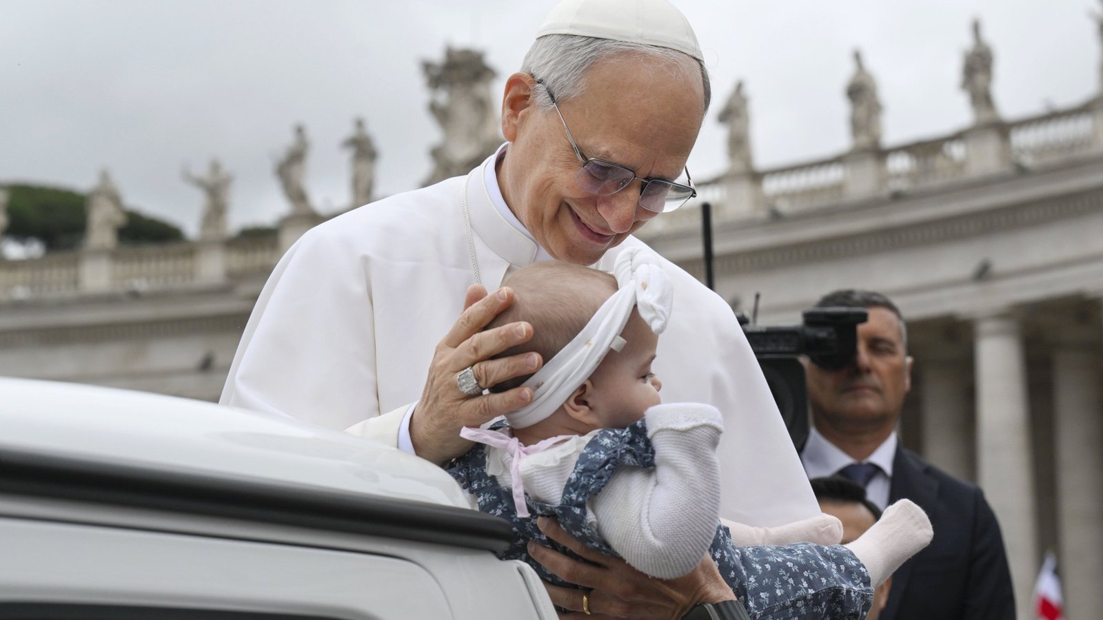 El Papa León XIV bendice a un bebé mientras recorre en el papamóvil la Plaza de San Pedro en el Vaticano antes de su primera audiencia general semanal, el 21 de mayo de 2025. (Foto CNS/Medios Vaticanos)
