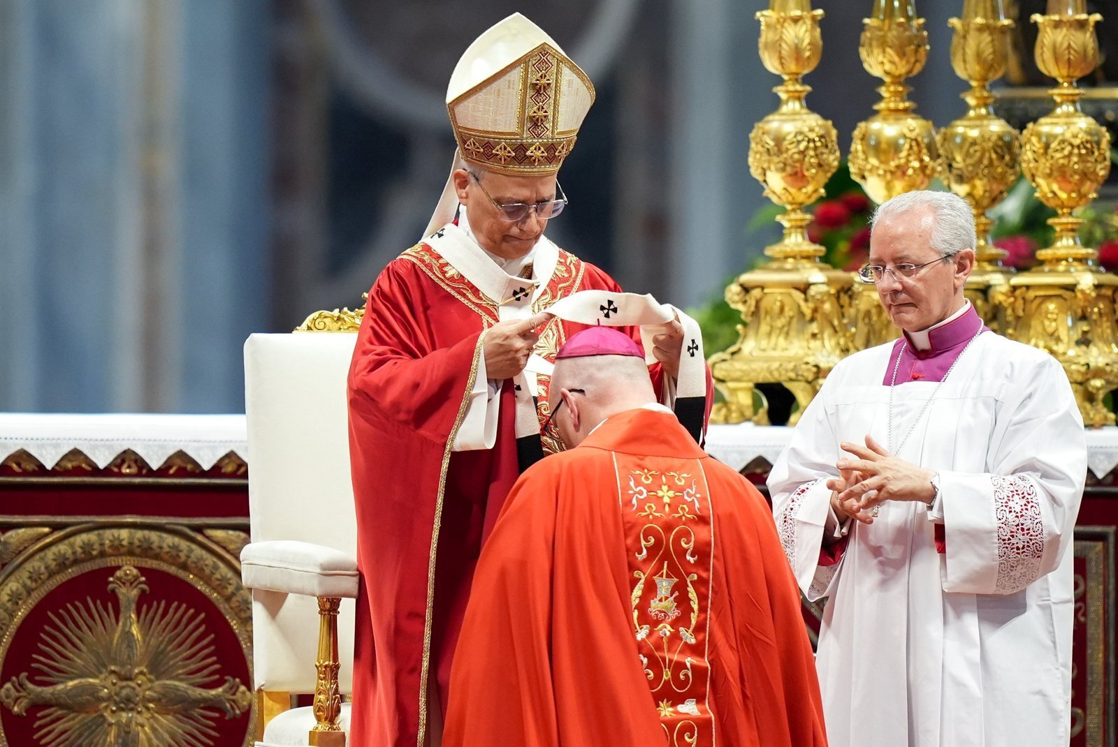 El arzobispo Weisenburger recibe el palio, símbolo del ministerio pastoral de un arzobispo metropolitano, de manos del papa León XIV en la Basílica de San Pedro, en Roma, durante la solemnidad de los santos Pedro y Pablo, el 29 de junio de 2025. (Lola Gomez | CNS photo)
