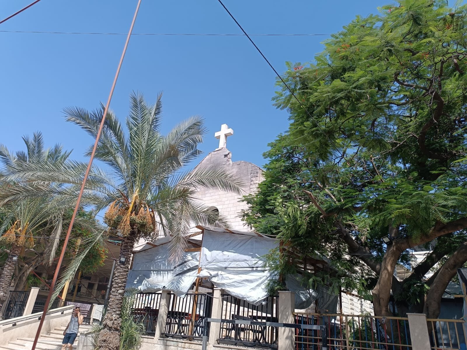 La Iglesia de la Sagrada Familia en Gaza sufrió daños severos tras el ataque del 17 de julio de 2025. Al menos dos personas murieron y otras once resultaron heridas, entre ellas el párroco, el P. Gabriele Romanelli, quien sufrió una lesión leve en la pierna derecha. (Foto CNS / cortesía de Ayuda a la Iglesia Necesitada, Reino Unido)