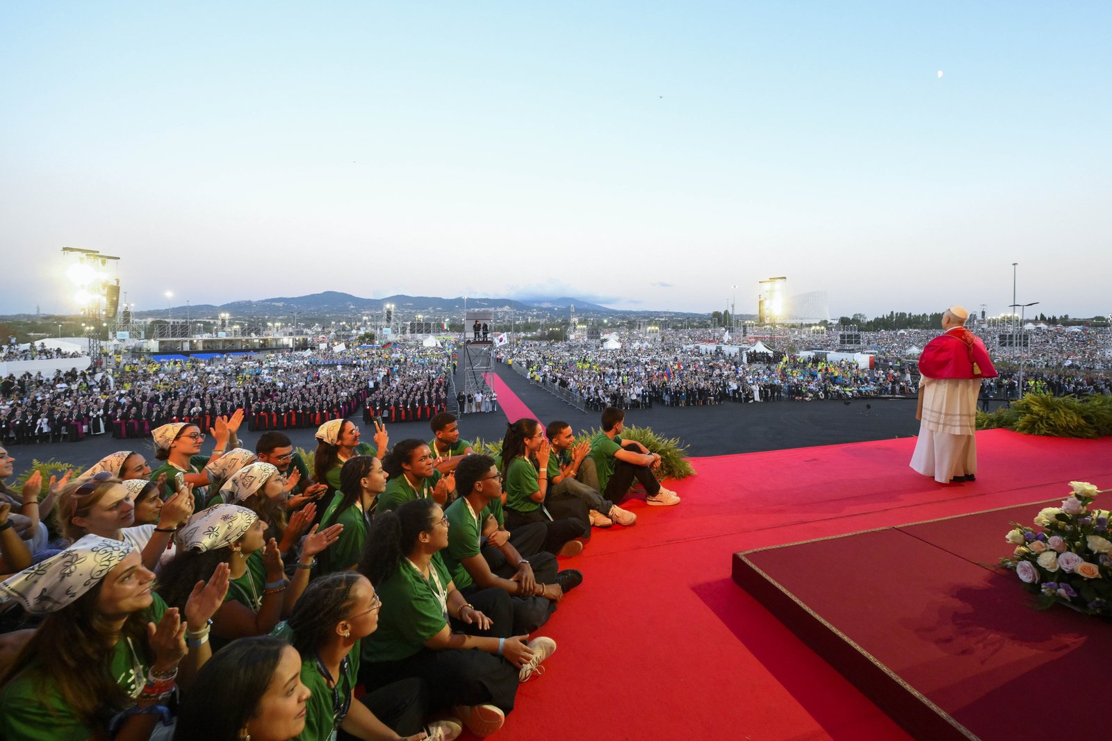 El Papa León XIV preside una vigilia de oración en el barrio romano de Tor Vergata el 2 de agosto de 2025, con cientos de miles de jóvenes reunidos para el Jubileo de la Juventud. (Foto CNS/Medios Vaticanos)