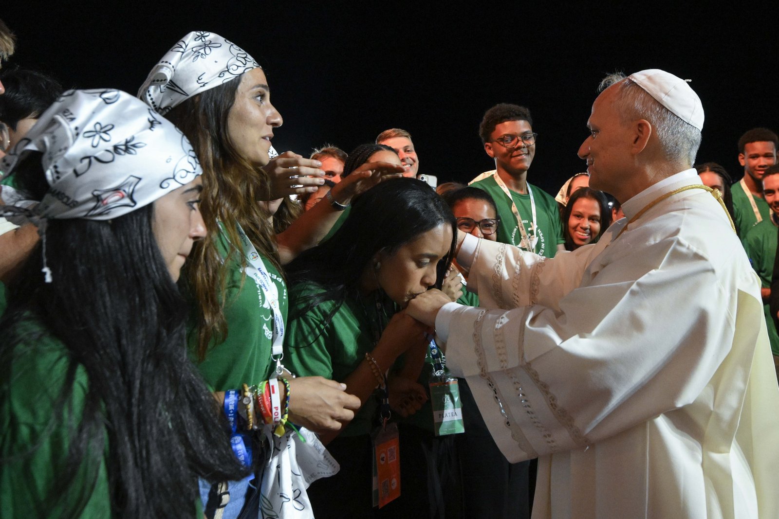 El Papa León XIV saluda a los jóvenes después de presidir una vigilia de oración con cientos de miles de ellos en el barrio romano de Tor Vergata, el 2 de agosto de 2025. La vigilia formó parte de las celebraciones del Jubileo de la Juventud. (Foto CNS/Medios Vaticanos)