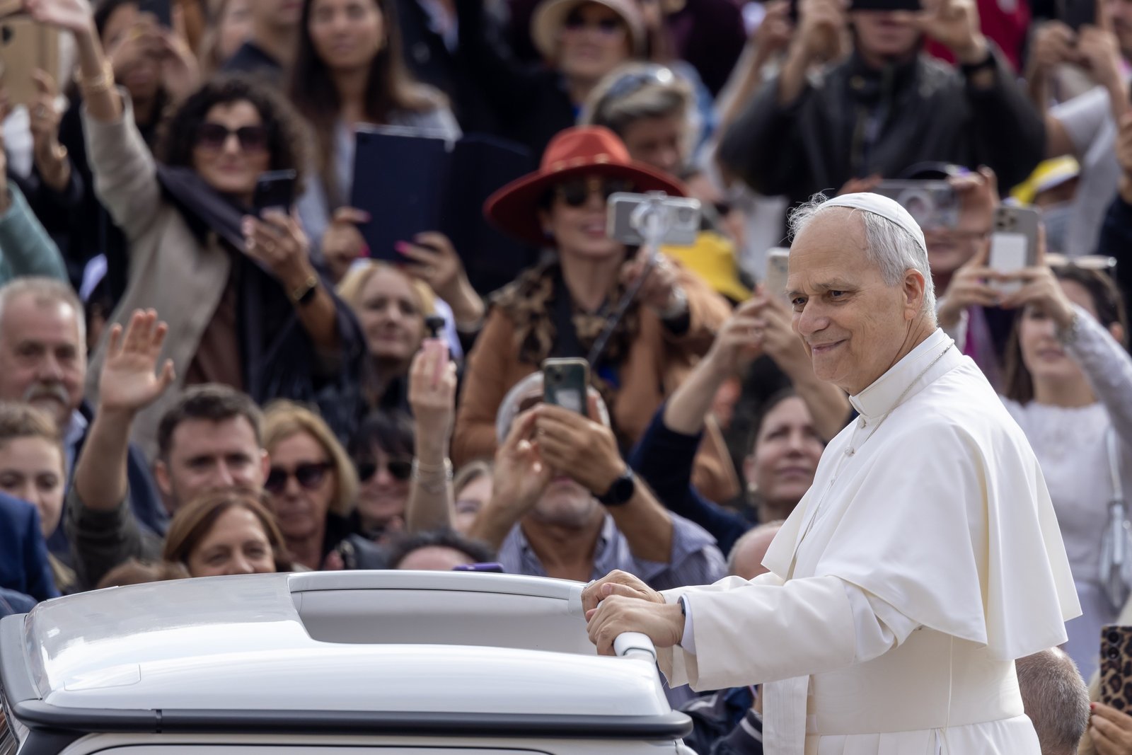 El papa León XIV saluda a los visitantes y peregrinos desde el papamóvil antes de su audiencia general semanal en la Plaza de San Pedro en el Vaticano el 1 de octubre de 2025. (Foto de CNS/Pablo Esparza)