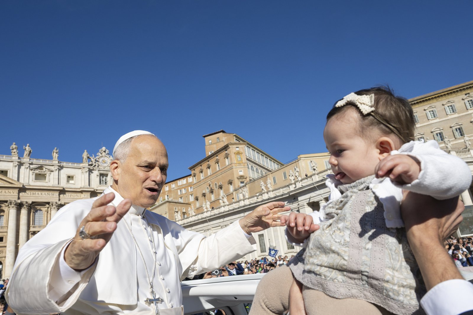El papa León XIV saluda a un niño mientras monta el papamóvil alrededor de la Plaza de San Pedro en el Vaticano antes de una audiencia para el Jubileo de los Migrantes y el Jubileo de las Misiones el 4 de octubre de 2025. (Foto CNS/Vatican Media)