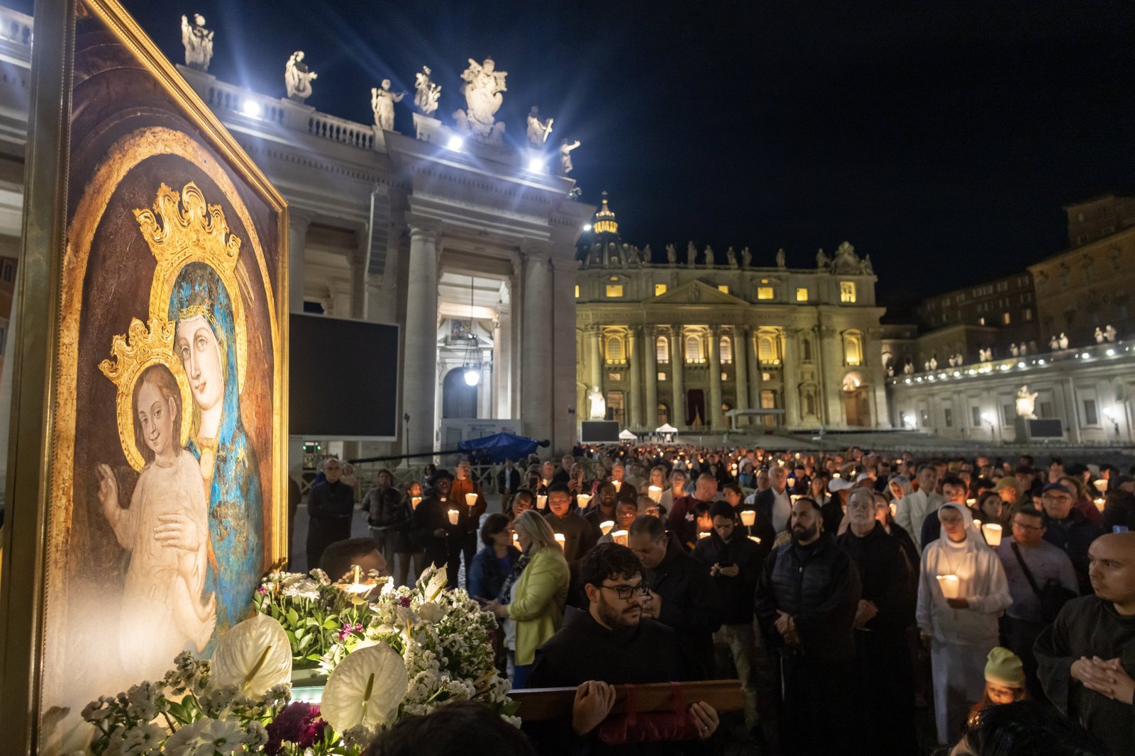 Una imagen de María es llevada alrededor de la Plaza de San Pedro en el Vaticano durante el rezo nocturno del rosario del Jubileo de las Misiones el 4 de octubre de 2025. (Foto de CNS/Pablo Esparza)