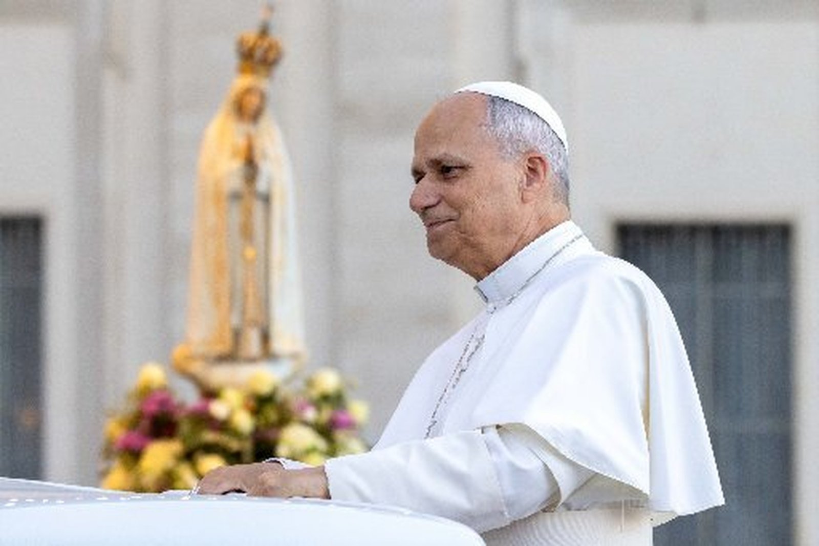 El papa León XIV sonríe mientras pasa en el papamóvil por la estatua original de Nuestra Señora de Fátima antes de dirigir una vigilia de oración y rezo del rosario por la paz en la Plaza de San Pedro en el Vaticano el 11 de octubre de 2025. (Foto de CNS/Pablo Esparza)