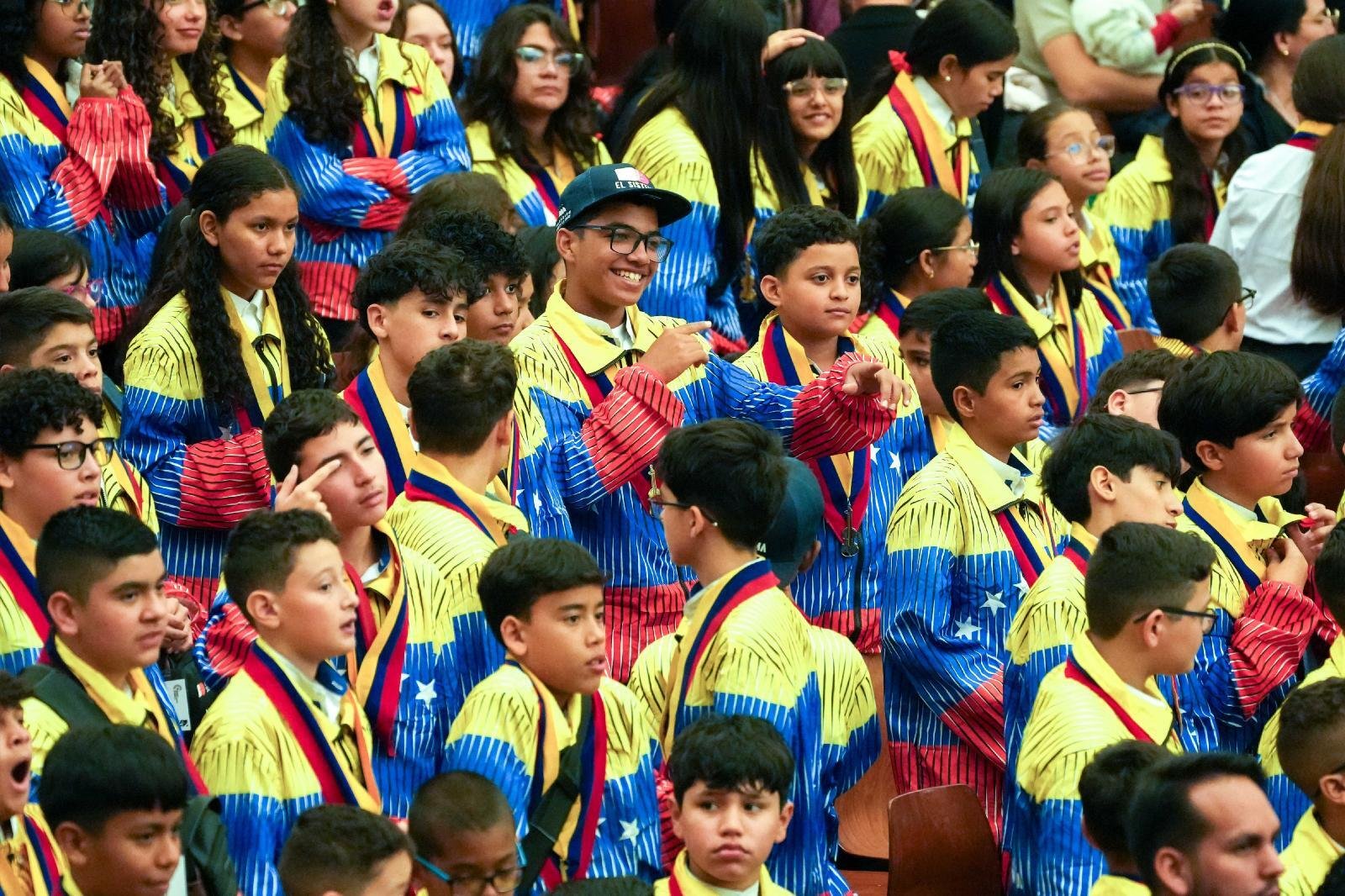 Miembros de la Sinfónica Nacional Infantil de Venezuela asisten a una audiencia con el Papa León XIV en el Aula Pablo VI del Vaticano, el 20 de octubre de 2025. (Foto de CNS / Lola Gómez)