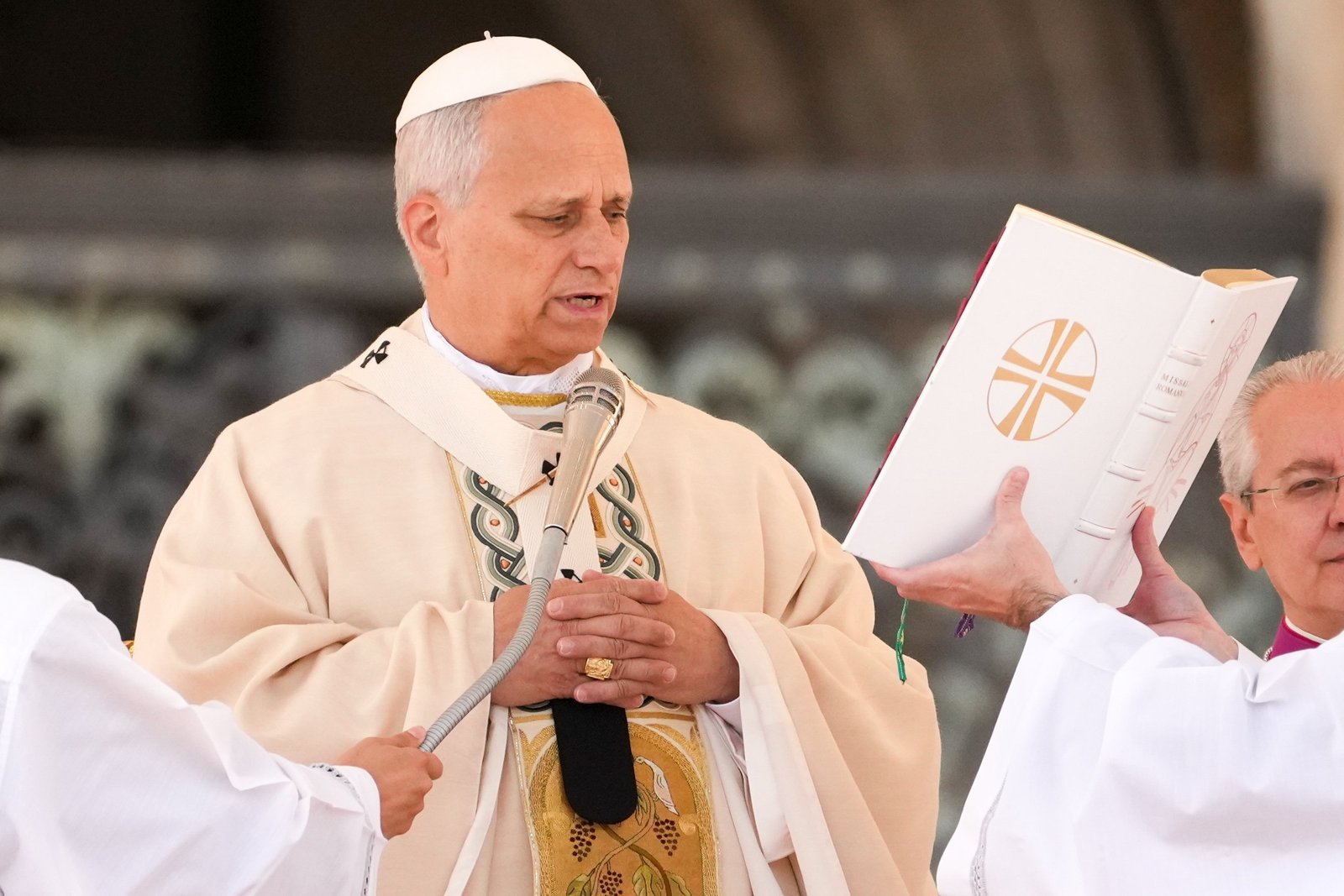 El Papa León XIV recita la oración del Angelus tras la Misa de Canonización de siete nuevos santos en la plaza de San Pedro del Vaticano el 19 de octubre de 2025. (Foto CNS/Lola Gómez)