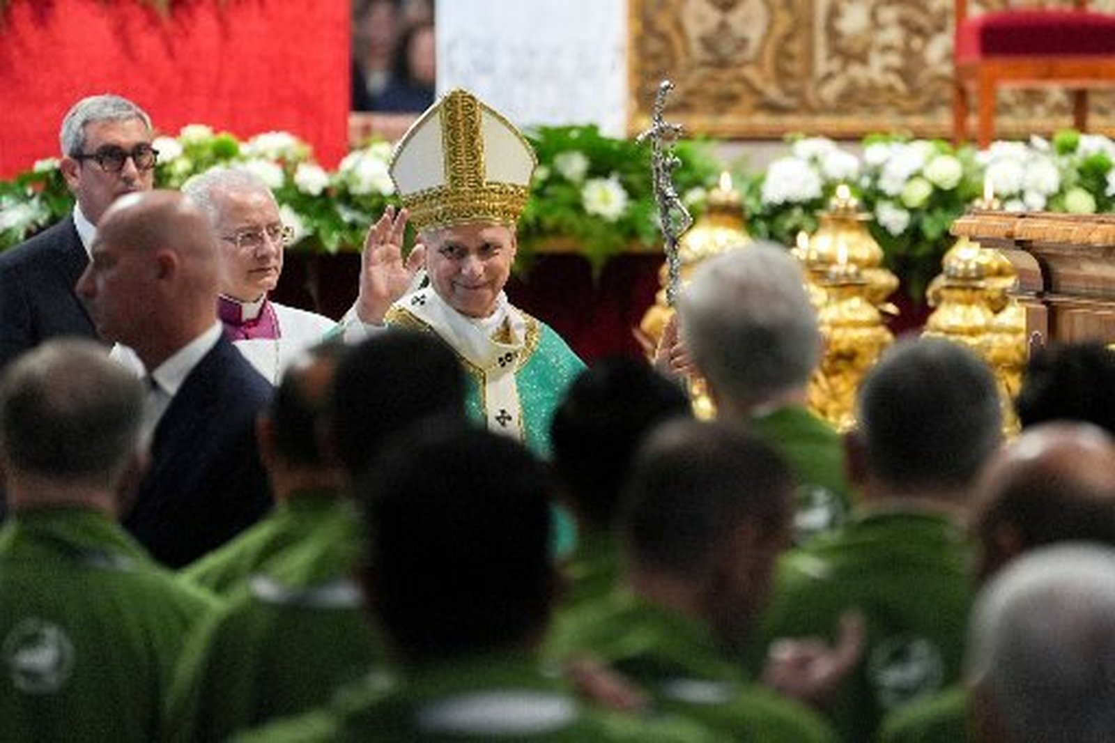 El Papa León XIV saluda mientras sale de la Basílica de San Pedro al final de la Misa por el Jubileo de los Pobres en el Vaticano el 16 de noviembre de 2025. (Foto CNS/Lola Gomez)