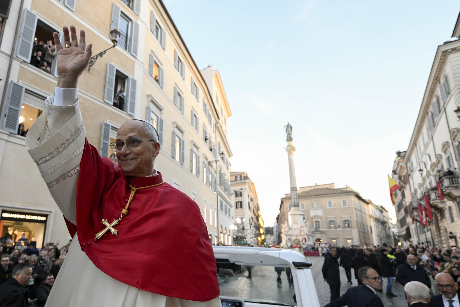 El Papa León XIV saluda desde el papamóvil al llegar cerca de la Escalinata de España, en el centro de Roma, para dirigir las oraciones a María el 8 de diciembre de 2025, la fiesta de la Inmaculada Concepción. (Foto CNS/Medios del Vaticano)