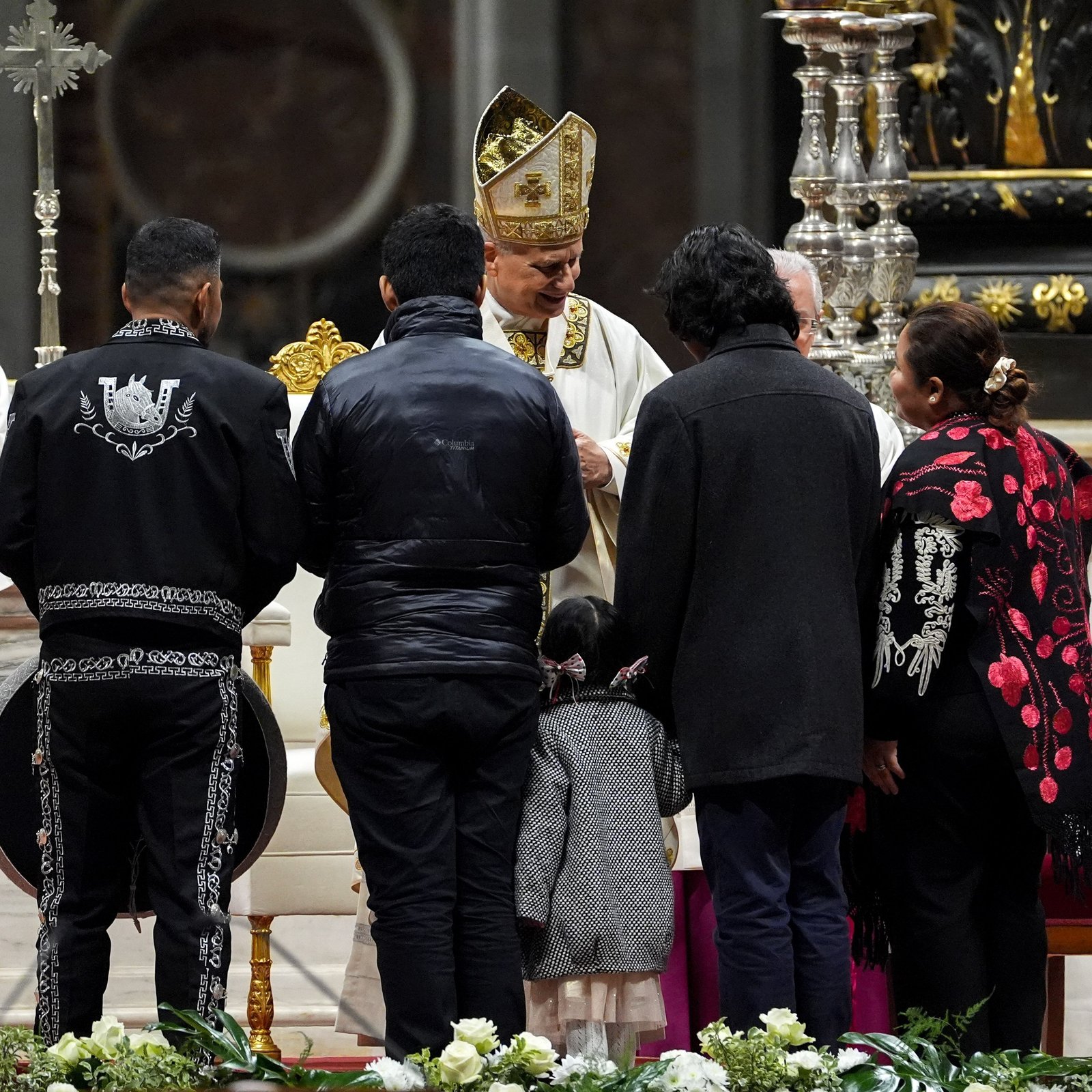 El Papa León XIV recibe las ofrendas de un grupo de personas vestidas con trajes tradicionales mexicanos durante la Misa en la fiesta de Nuestra Señora de Guadalupe en la Basílica de San Pedro en el Vaticano, el 12 de diciembre de 2025. (Foto CNS/Lola Gómez)