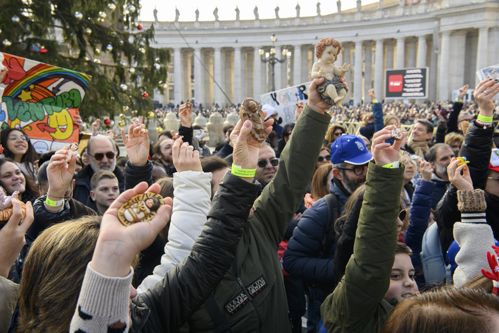 Los niños sostienen las figurillas del Niño Jesús que colocarán en sus beléns después de ser bendecidas por el Papa León XIV en la Plaza de San Pedro del Vaticano el 21 de diciembre de 2025. (Foto CNS/Medios del Vaticano)