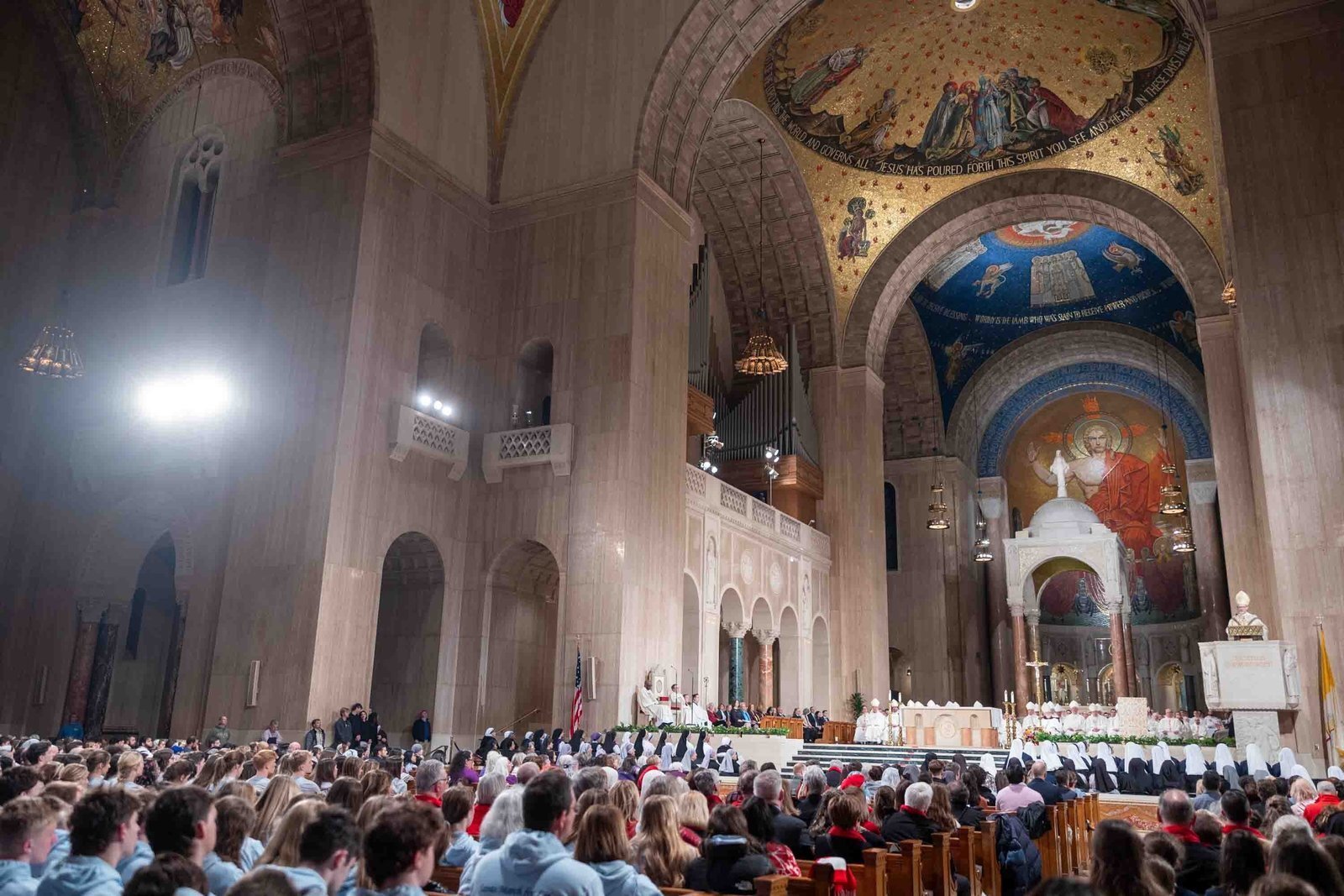 Los fieles asisten a la Misa Nacional de Oración por la Vida en la Basílica del Santuario Nacional de la Inmaculada Concepción en Washington el 22 de enero de 2026, la noche antes de la Marcha anual por la Vida. (Foto de OSV News/Mihoko Owada)