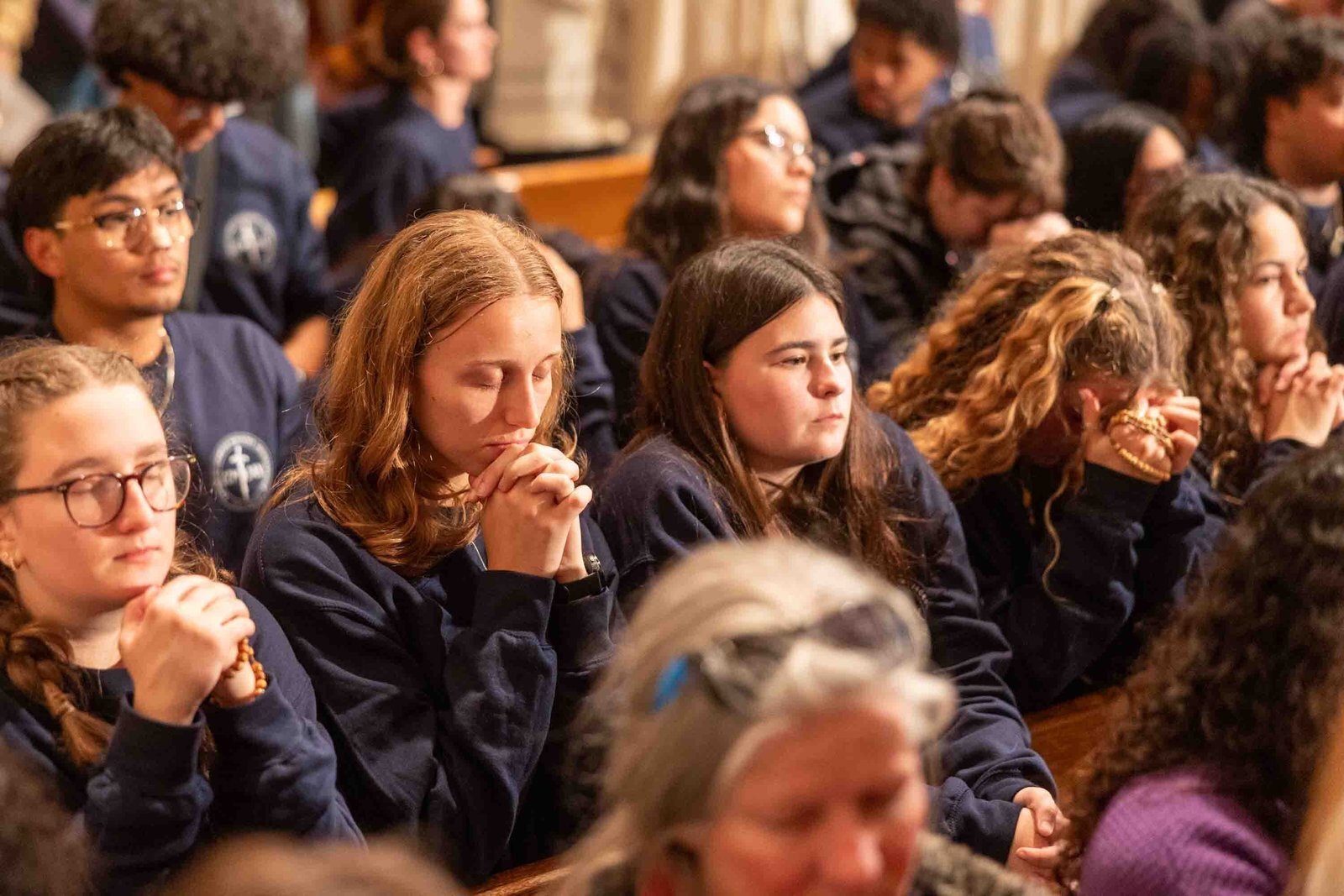 Jóvenes oran durante la Misa de la Vigilia Nacional de Oración por la Vida en la Basílica del Santuario Nacional de la Inmaculada Concepción en Washington el 22 de enero de 2026, la noche anterior a la Marcha anual por la Vida. (Foto OSV News/Mihoko Owada)