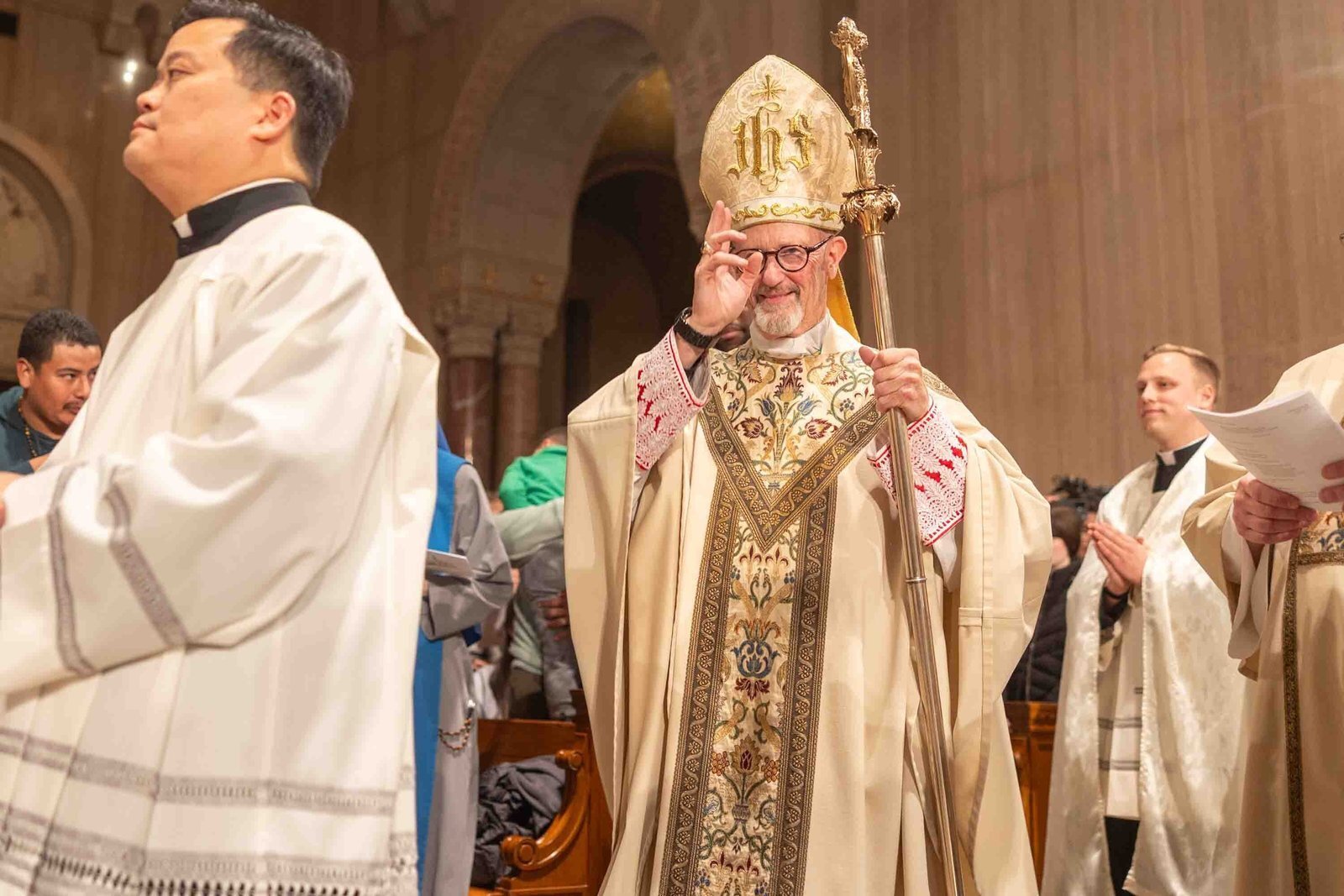 El obispo James D. Conley de Lincoln, Nebraska, bendice a la congregación al llegar para concelebrar la Misa Nacional de Oración por la Vida en la Basílica del Santuario Nacional de la Inmaculada Concepción en Washington, el 22 de enero de 2026, la noche antes de la Marcha por la Vida anual. (Foto de OSV News/Mihoko Owada)