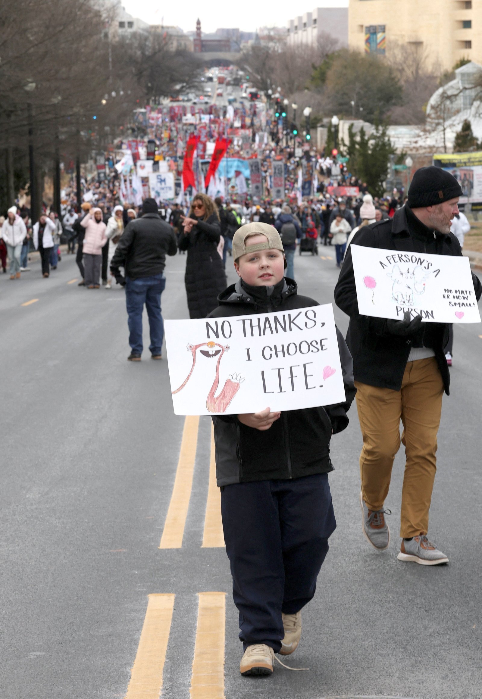 Un joven defensor de la vida lleva un cartel durante la 53.ª Marcha por la Vida anual en Washington, el 23 de enero de 2026. (Foto de OSV News/Kylie Cooper, Reuters)