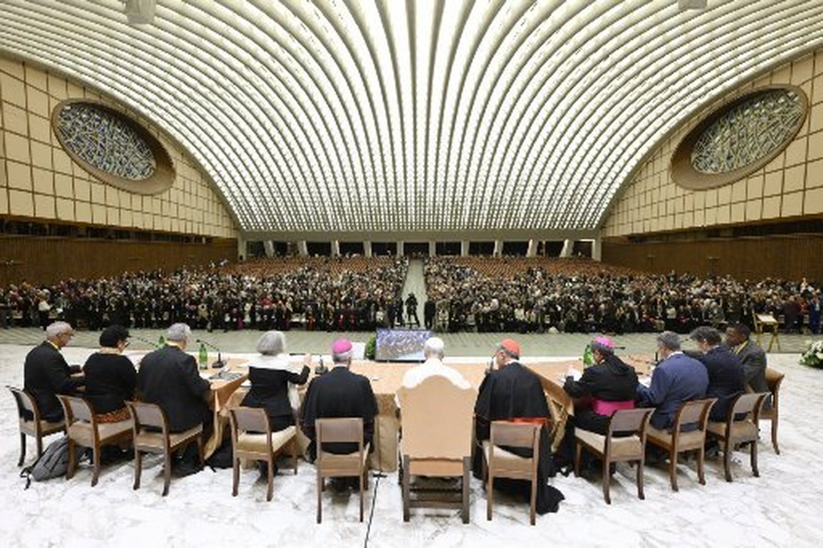 El Papa León XIV, con representantes regionales de los equipos del sínodo, escucha y responde a las preguntas de los participantes en el Jubileo de Equipos Sinodales y Órganos Participativos en el auditorio del Vaticano el 24 de octubre de 2025. Los informes finales de dos grupos de estudio del Sínodo sobre la Sinodalidad, sobre la formación para el sacerdocio y sobre cómo navegar la presencia de la Iglesia en espacios digitales, se publicaron el 3 de marzo de 2026. (Foto CNS/Medios del Vaticano)