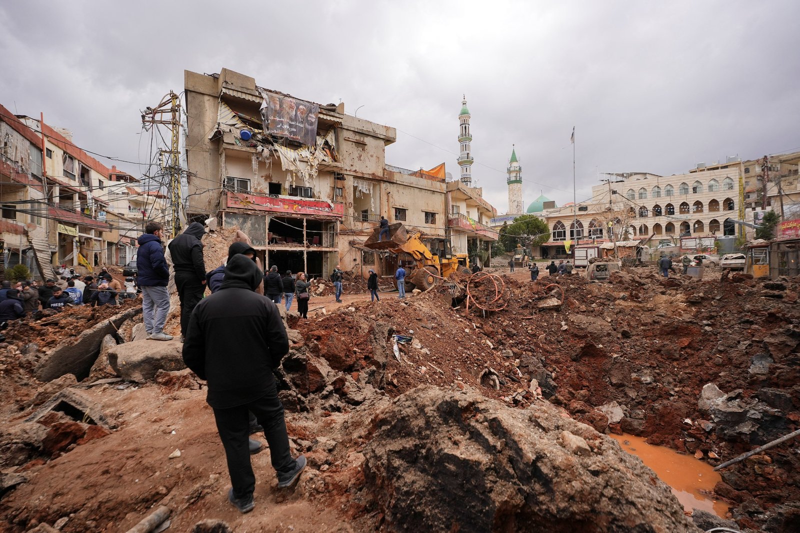 La gente inspecciona los daños en la localidad libanesa de Nabi Chit el 7 de marzo de 2026, donde el ejército israelí llevó a cabo una operación aerotransportada que lanzó tropas durante la noche. (Foto de OSV News/Mohammad Yassine, Reuters)