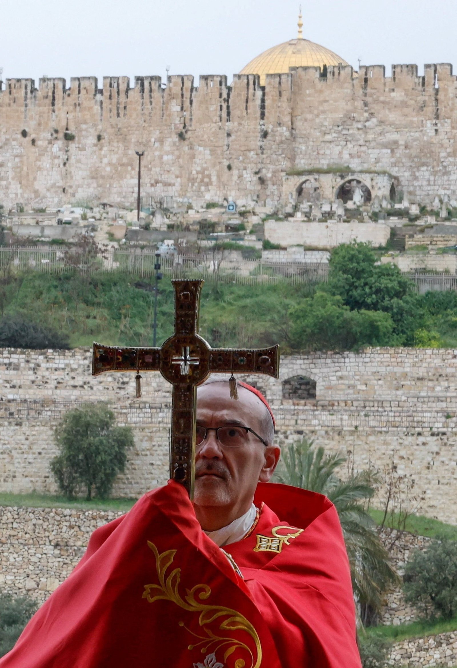 El cardenal Pierbattista Pizzaballa, patriarca latino de Jerusalén, celebra un servicio de oración para conmemorar el Domingo de Ramos, tras la cancelación de la tradicional procesión del Domingo de Ramos desde el Monte de los Olivos, en medio de restricciones para reunirse en grandes grupos y la guerra entre Estados Unidos e Israel-Irán, en Jerusalén, el 29 de marzo de 2026. (Foto de OSV News/Ammar Awad, piscina vía Reuters)