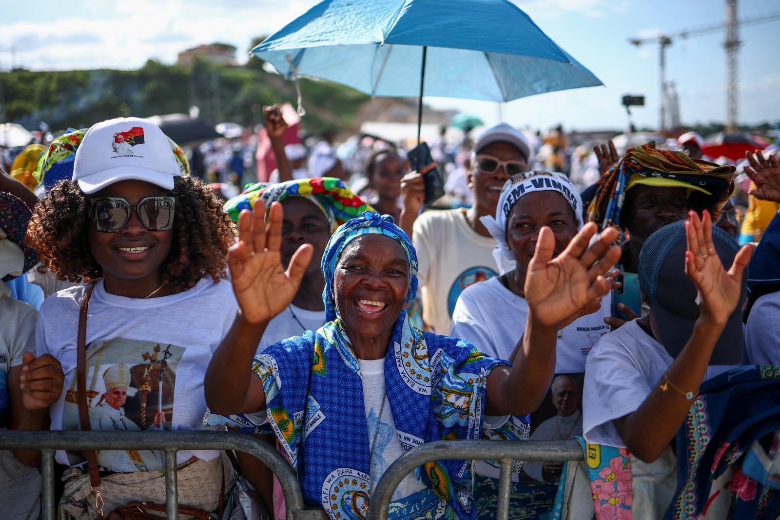 La gente se reúne para unirse al Papa León XIV en la oración del rosario en el Santuario "Mama Muxima", durante su viaje apostólico por África, en Muxima, Angola, el 19 de abril de 2026. (Foto de OSV News/Guglielmo Mangiapane, Reuters)