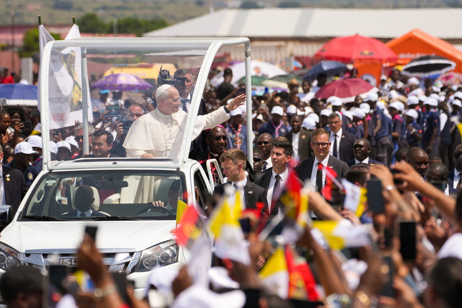 El Papa León XIV saluda desde el papamóvil antes de celebrar una misa al aire libre con más de 40.000 personas en Saurimo, Angola, el 20 de abril de 2026. (Foto CNS/Lola Gomez)