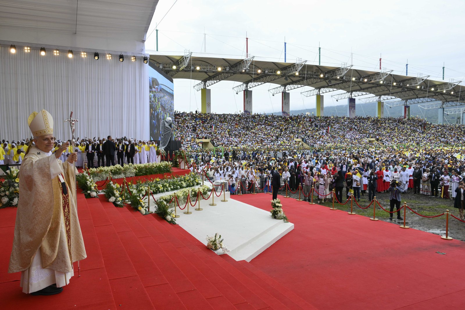 El papa León XIV hace un gesto al llegar para celebrar la Misa final de su viaje apostólico a África en el estadio de Malabo, en Guinea Ecuatorial, el 23 de abril de 2026. (Foto OSV News/Simone Risoluti, Vatican Media)